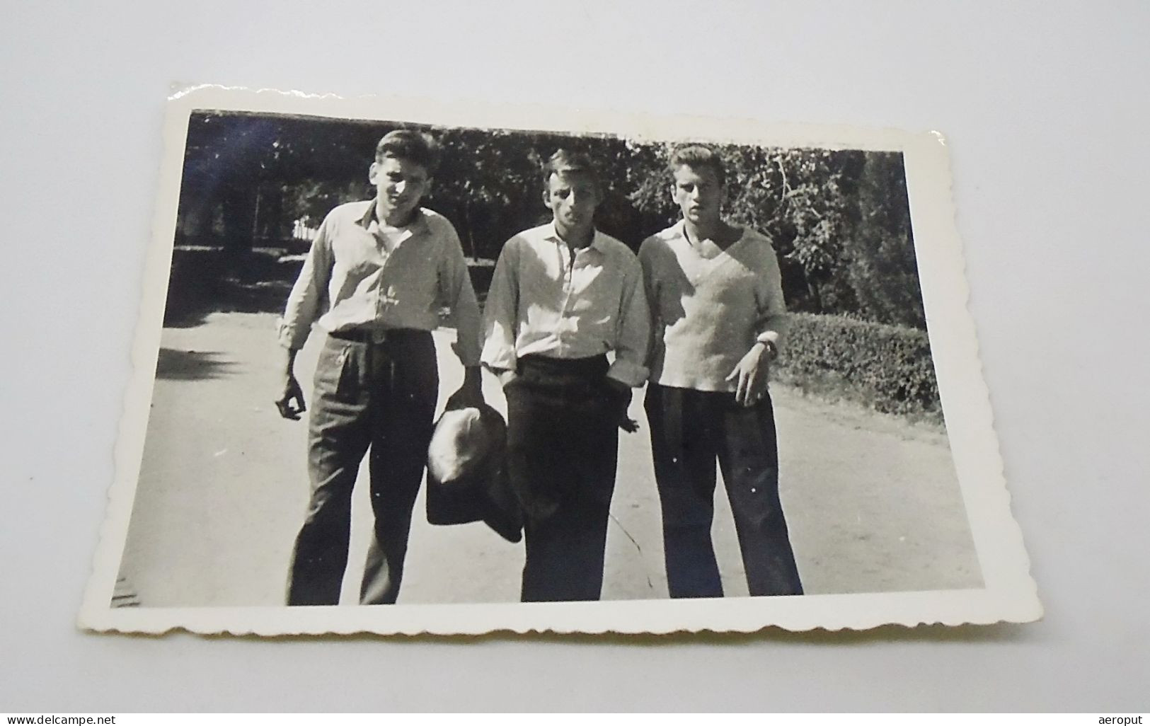 Photo Ancienne, Trois Jeunes Hommes Ivres, De Beaux Mecs Affectueux Qui Traînent, Gay Int, Années 1950 - Personnes Anonymes