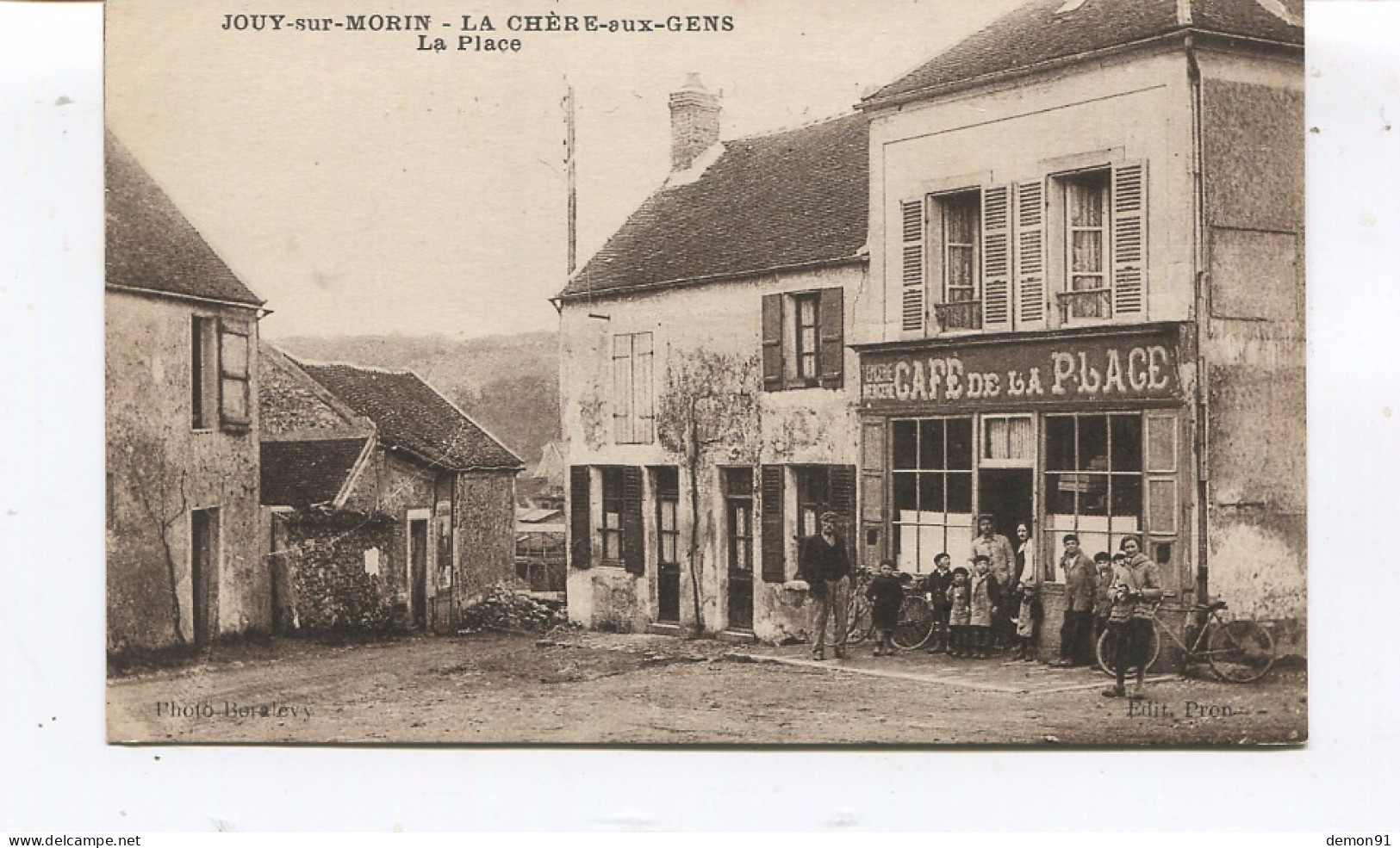 CPA -  JOUY SUR MORIN - LA CHERE AUX GENS - La Place - Café -TBE - - Autres & Non Classés