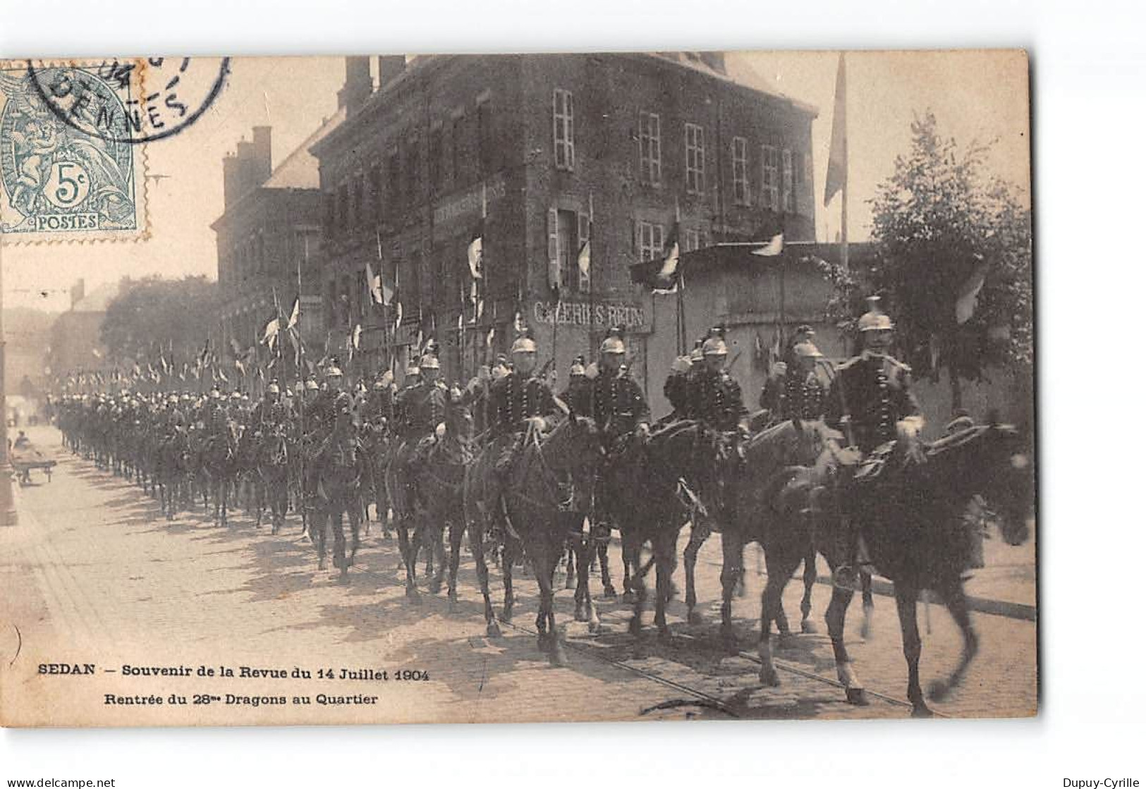 SEDAN - Souvenir De La Revue Du 14 Juillet 1904 - Rentrée Du 28e Dragons Au Quartier - Très Bon état - Sedan