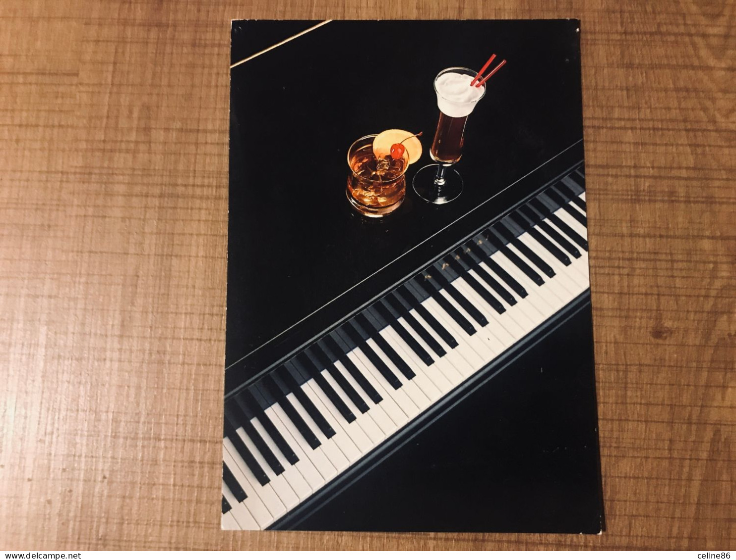 Photo By Vikki Heart Piano Et Verres Alcool - Photographs