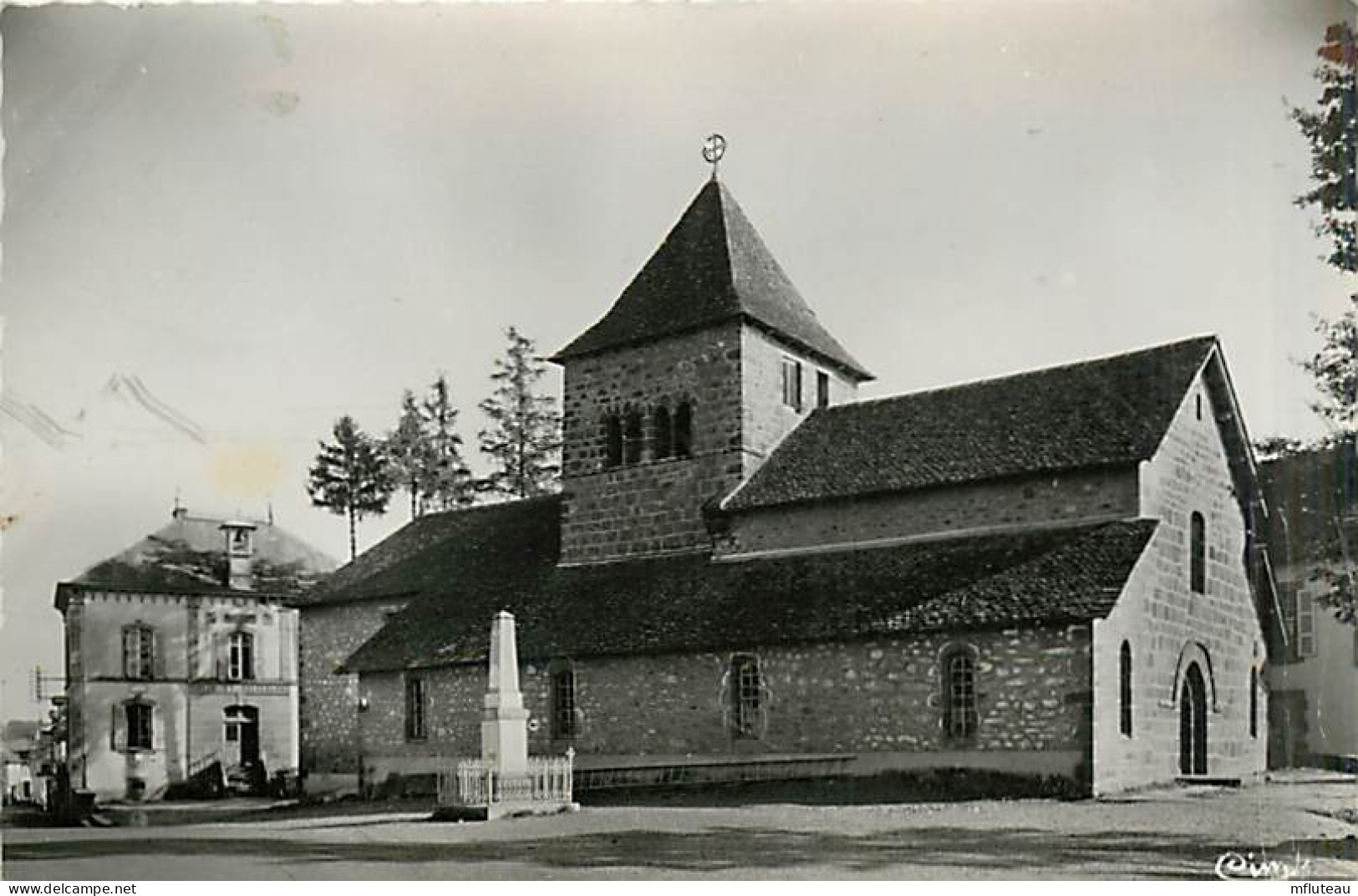 15* ST ILLIDE  Eglise  Mairie  CPSM (petit Format)                MA91-0054 - Andere & Zonder Classificatie