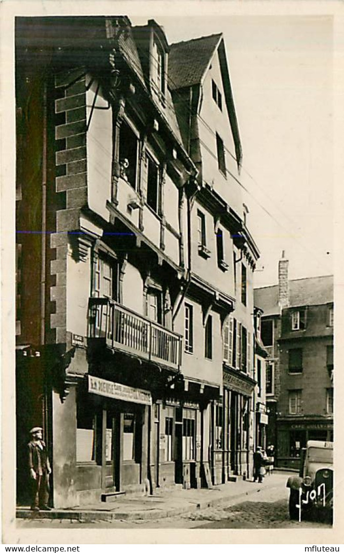 22* ST BRIEUC  Place De Martray  CPSM (petit Format)                MA91-0741 - Saint-Brieuc