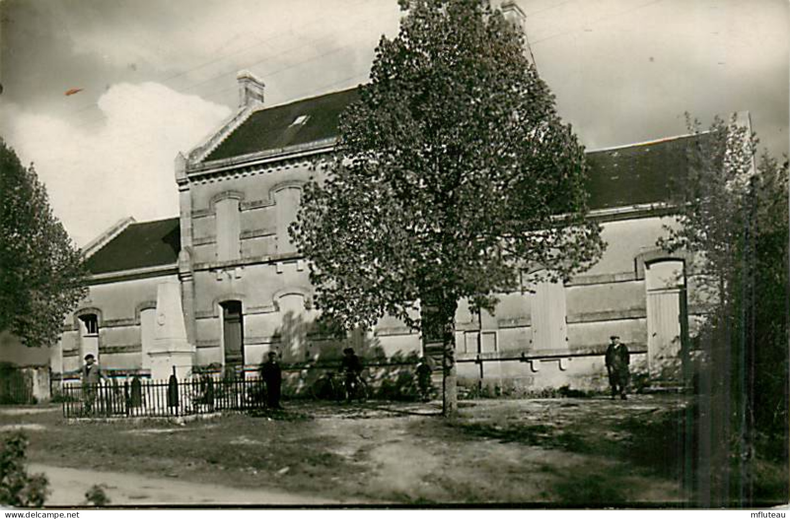 17* LOUZIGNAC  Mairie  Ecole  CPSM (petit Format)                MA91-1470 - Sonstige & Ohne Zuordnung
