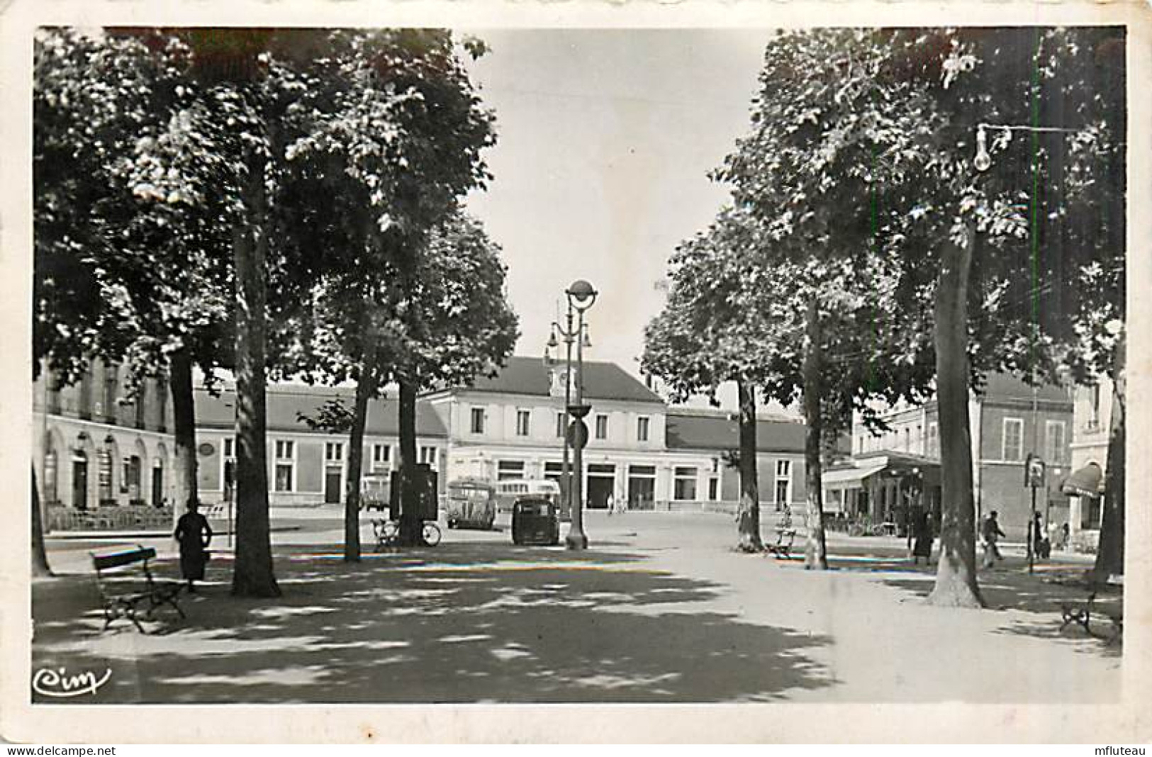 03* MONTLUCON Place De La Gare    CPSM(petit Format)        MA94,0341 - Montlucon