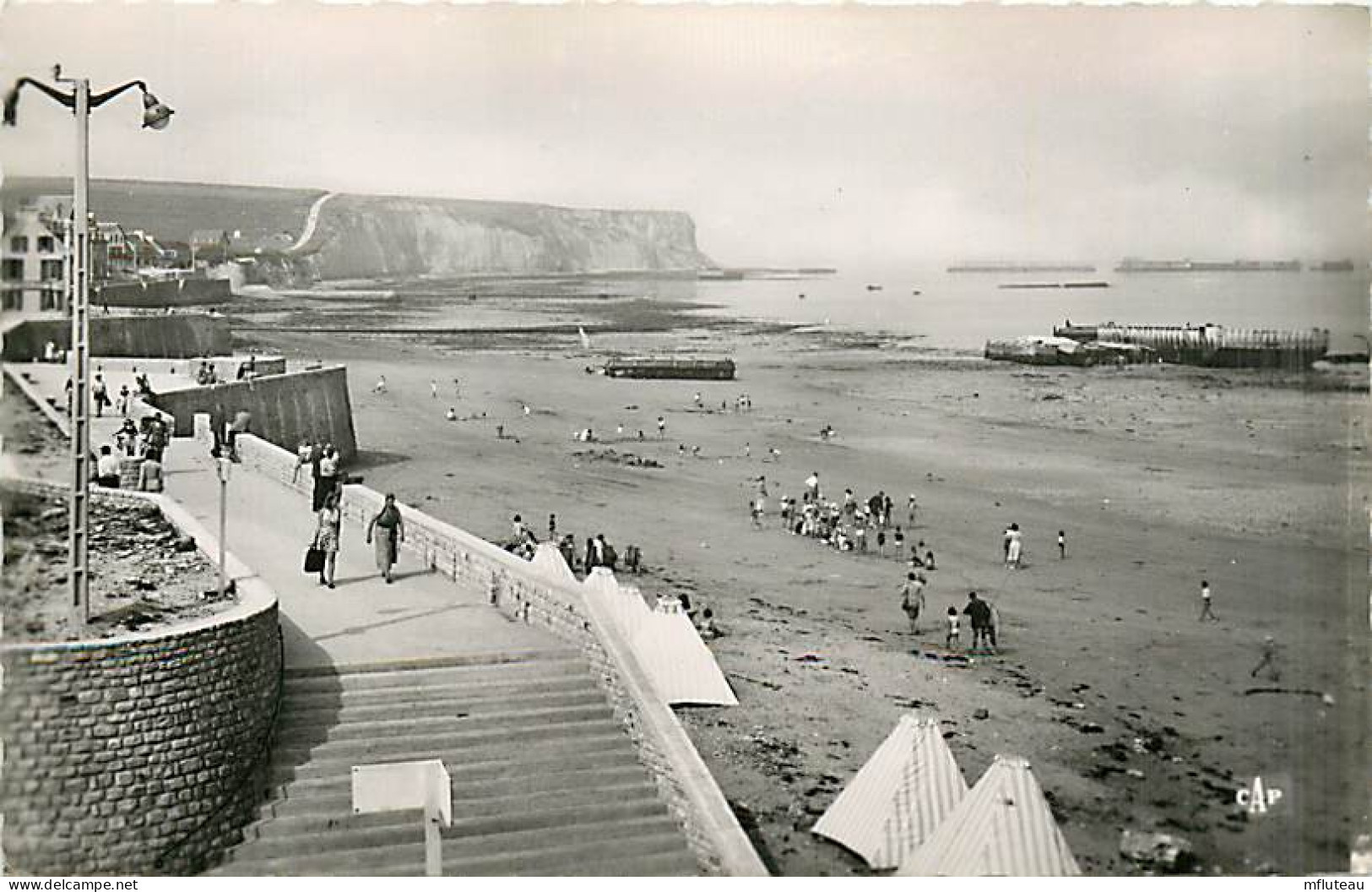 14* ARROMANCHES  Digue  Plage  CPSM(petit Format)                MA94,1253 - Arromanches