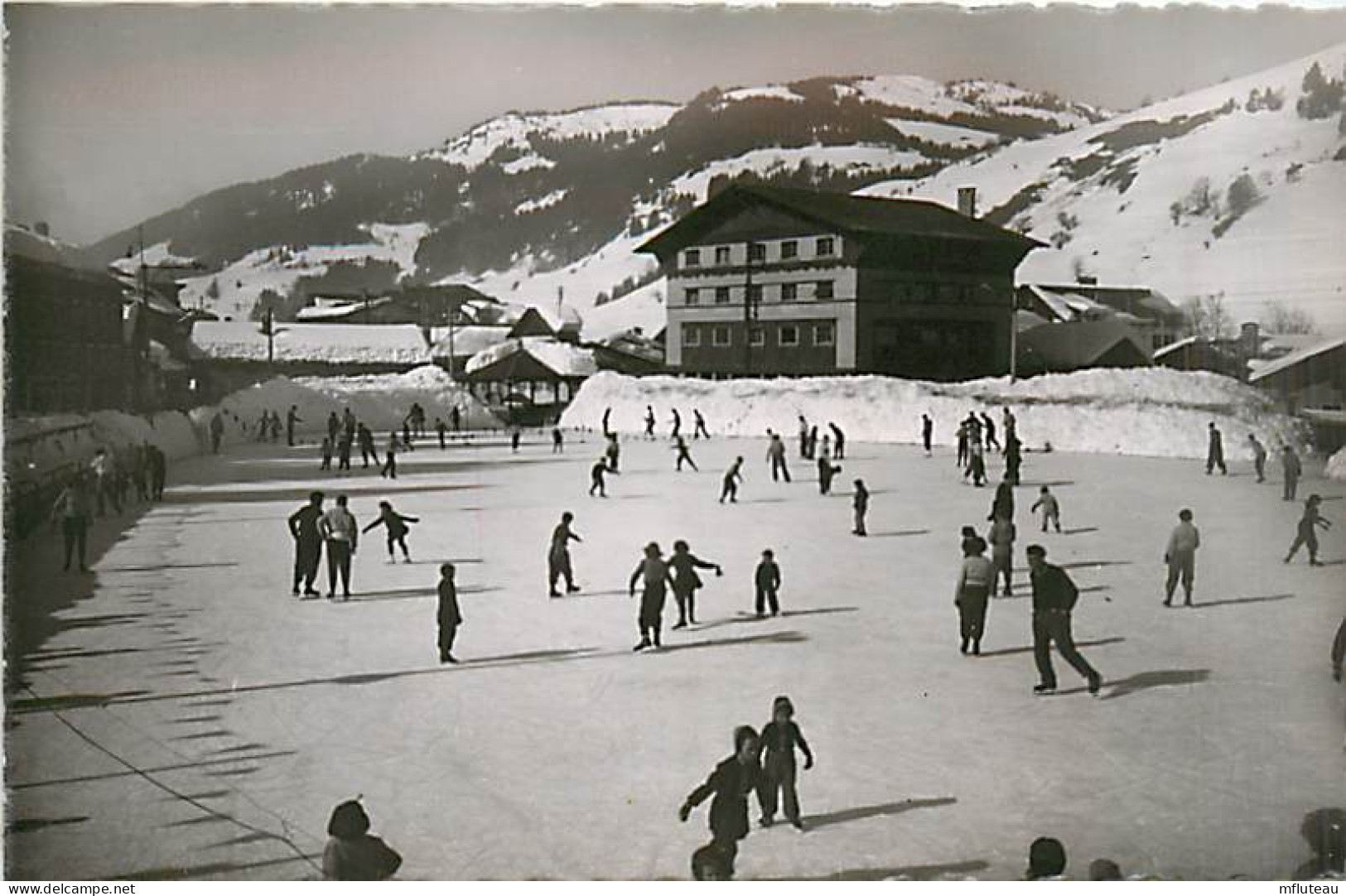 74* MEGEVE  Patinoire  CPSM (petit Format)         MA96,0171 - Megève