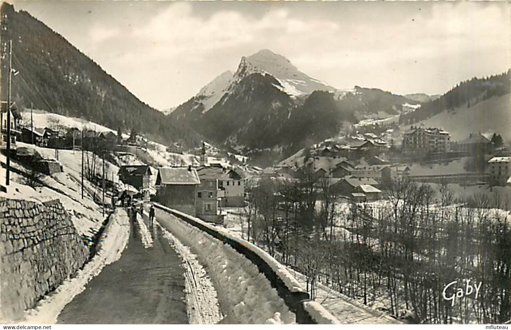 74* MORZINE  Rte De Montriond  CPSM (petit Format)         MA96,0107 - Morzine