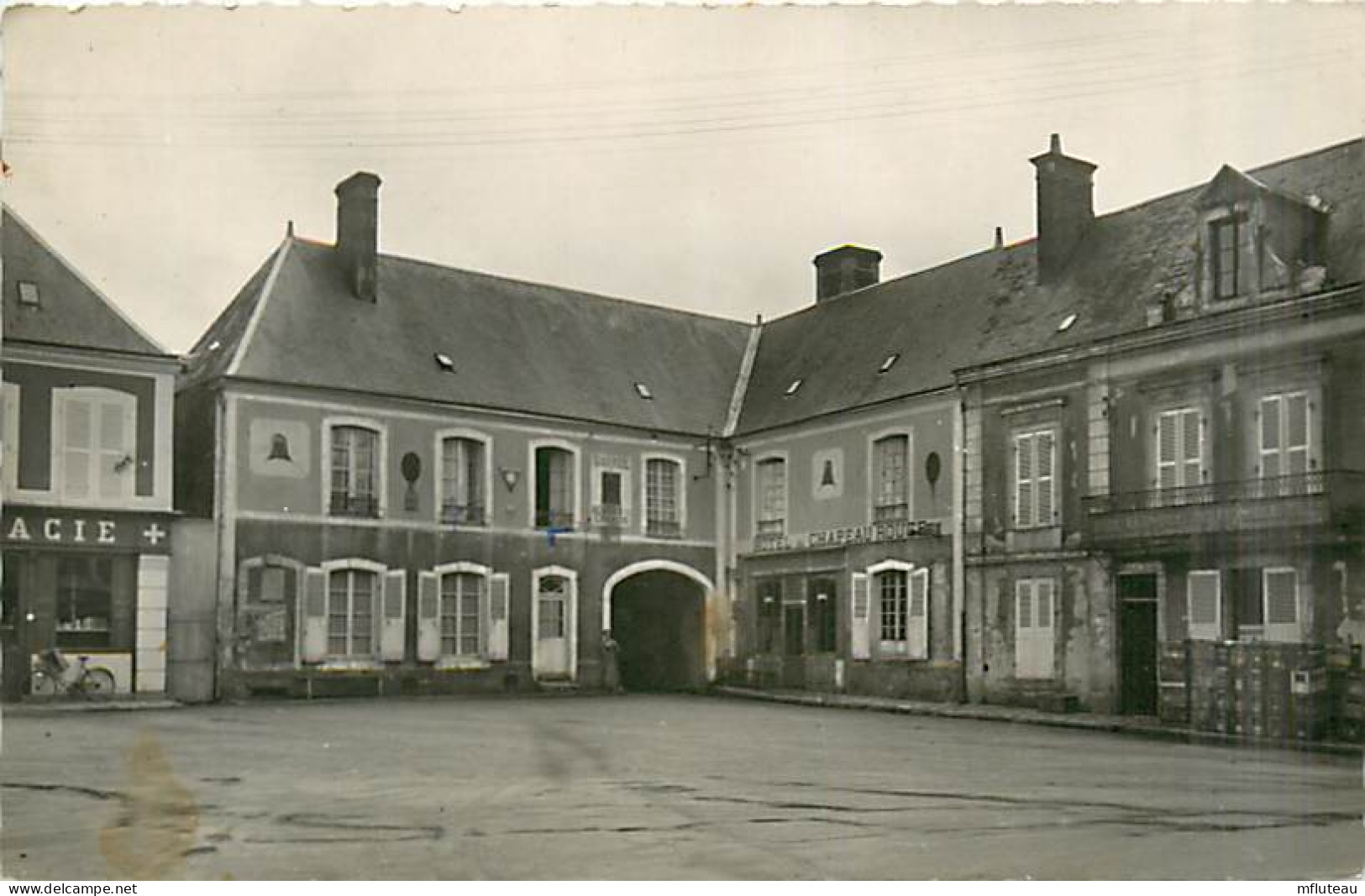 72* VIBRAYE  Place Hotel De Ville  (CPSM Petit Format)                 MA95,1229 - Vibraye