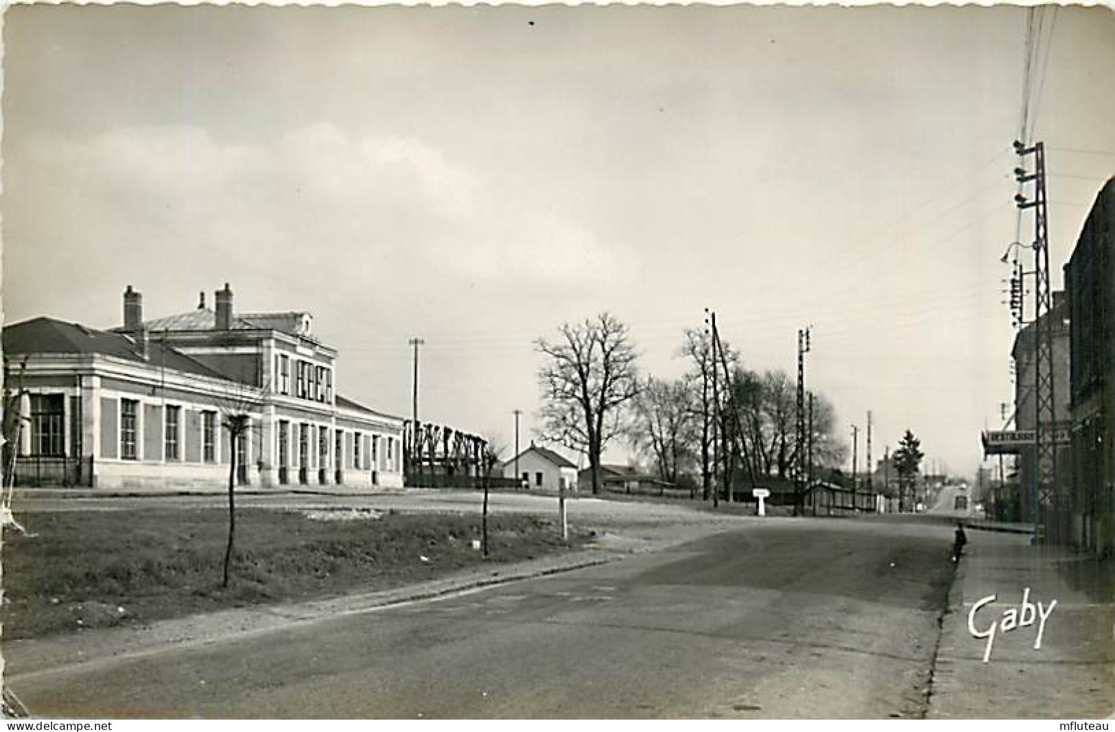 76* GOURNAY EN BAY  Place De La Gare  CPSM (petit Format)       MA96,0312 - Autres & Non Classés