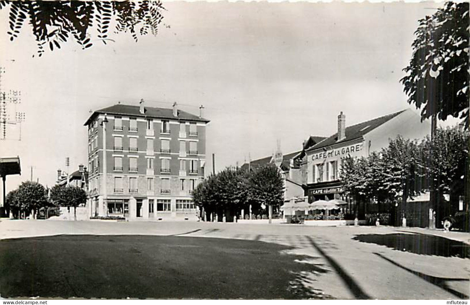 78* CONFLANS STE HONORINE  Place De La Gare  CPSM (petit Format)        MA96,1098 - Conflans Saint Honorine