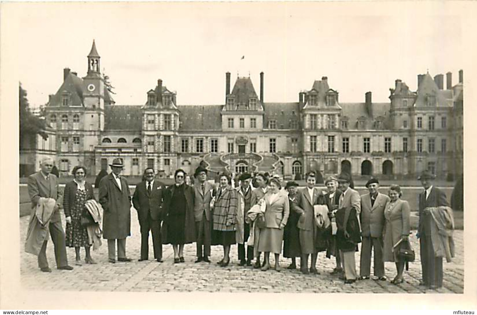 77* FONTAINEBLEAU  Carte Photo  Touristes     MA96,0911 - Fontainebleau