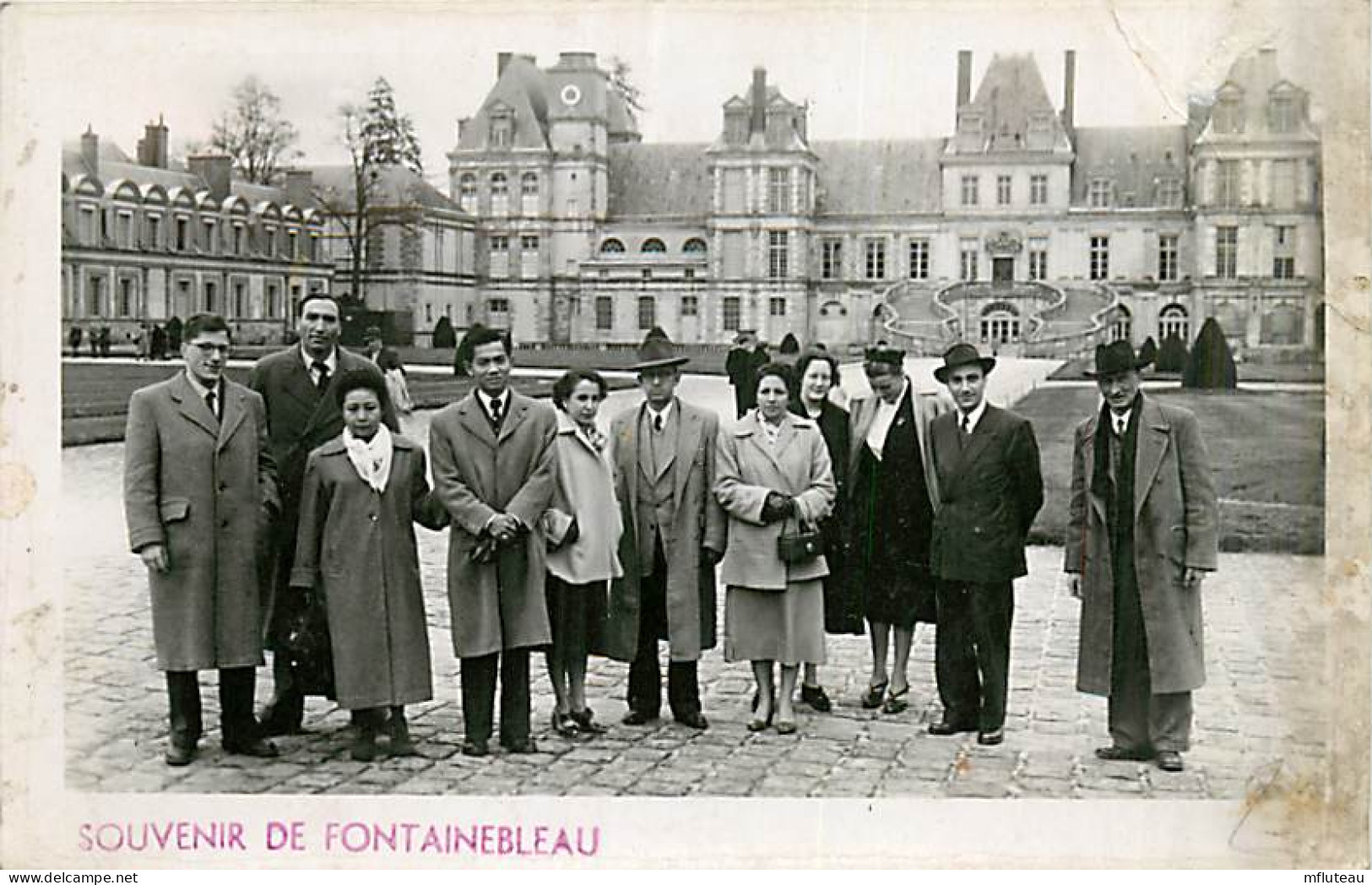 77* FONTAINEBLEAU  Carte Photo  Touristes  (1952)    MA96,0900 - Fontainebleau
