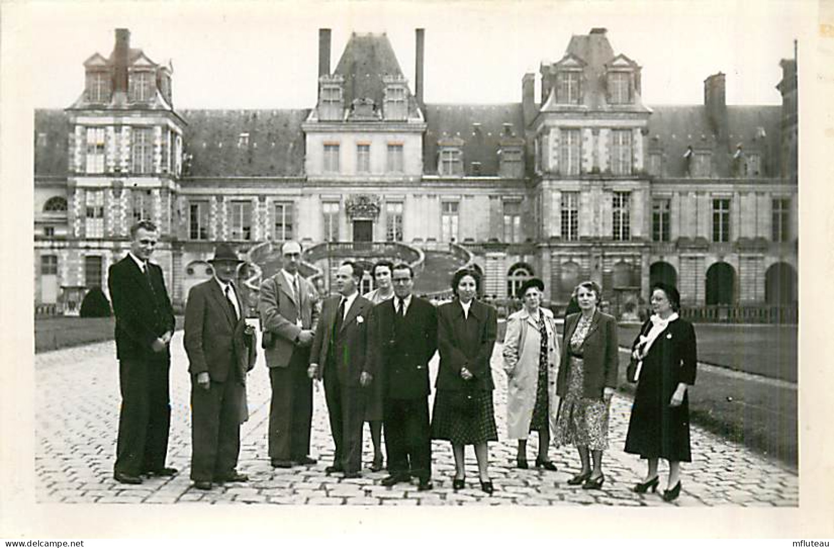 77* FONTAINEBLEAU  Carte Photo  Touristes  (1950)   MA96,0897 - Fontainebleau