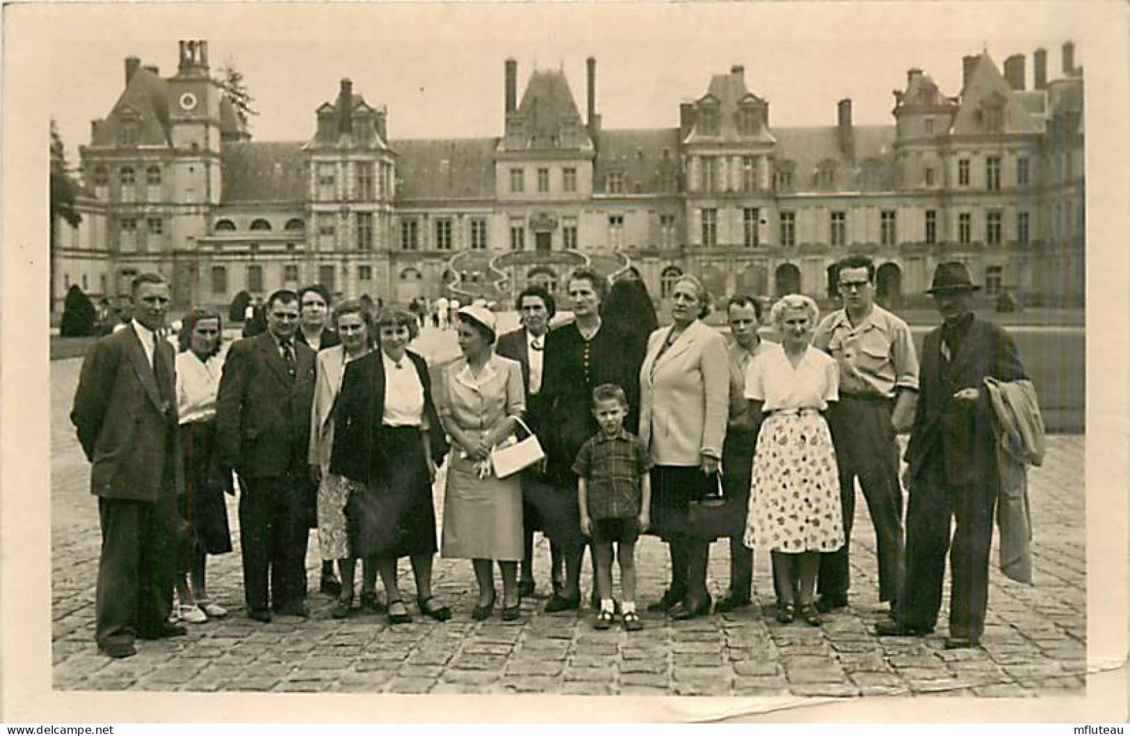 77* FONTAINEBLEAU  Carte Photo  Touristes (1950)   MA96,0893 - Fontainebleau