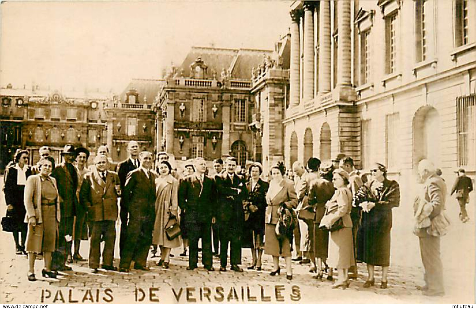 78* VERSAILLES  Carte Photo  Touristes  (1950)  MA96,0882 - Versailles (Château)