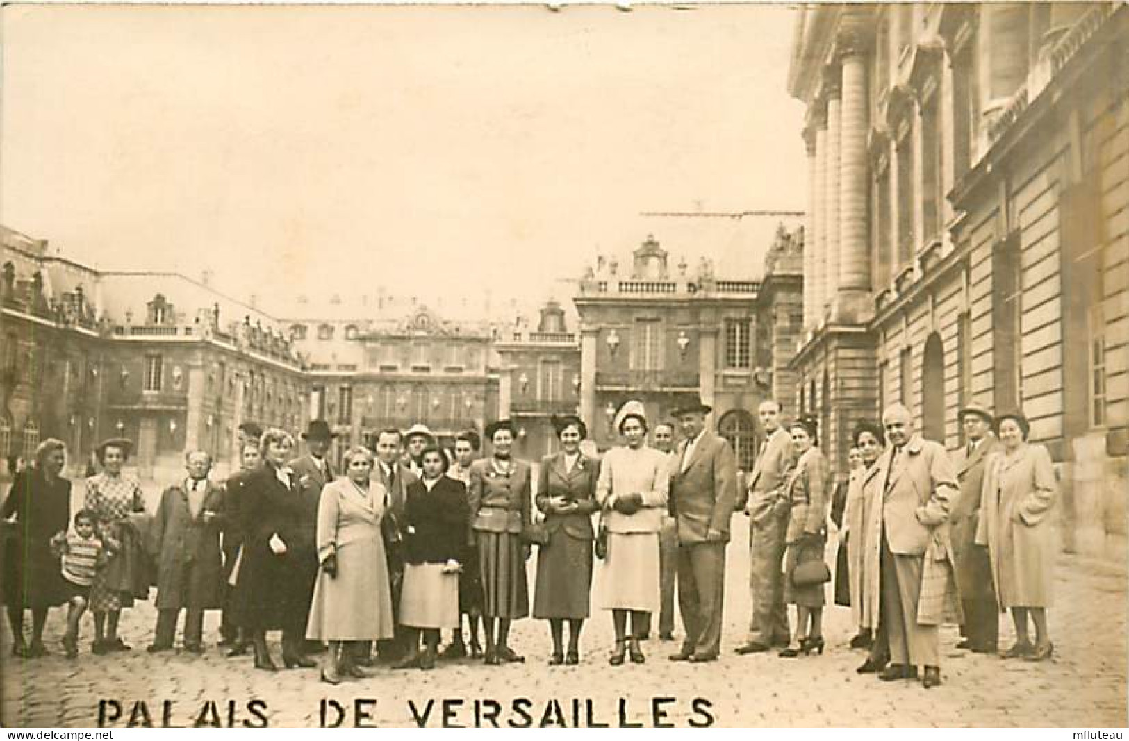 78* VERSAILLES  Carte Photo  Touristes  (1950)  MA96,0883 - Versailles (Castello)