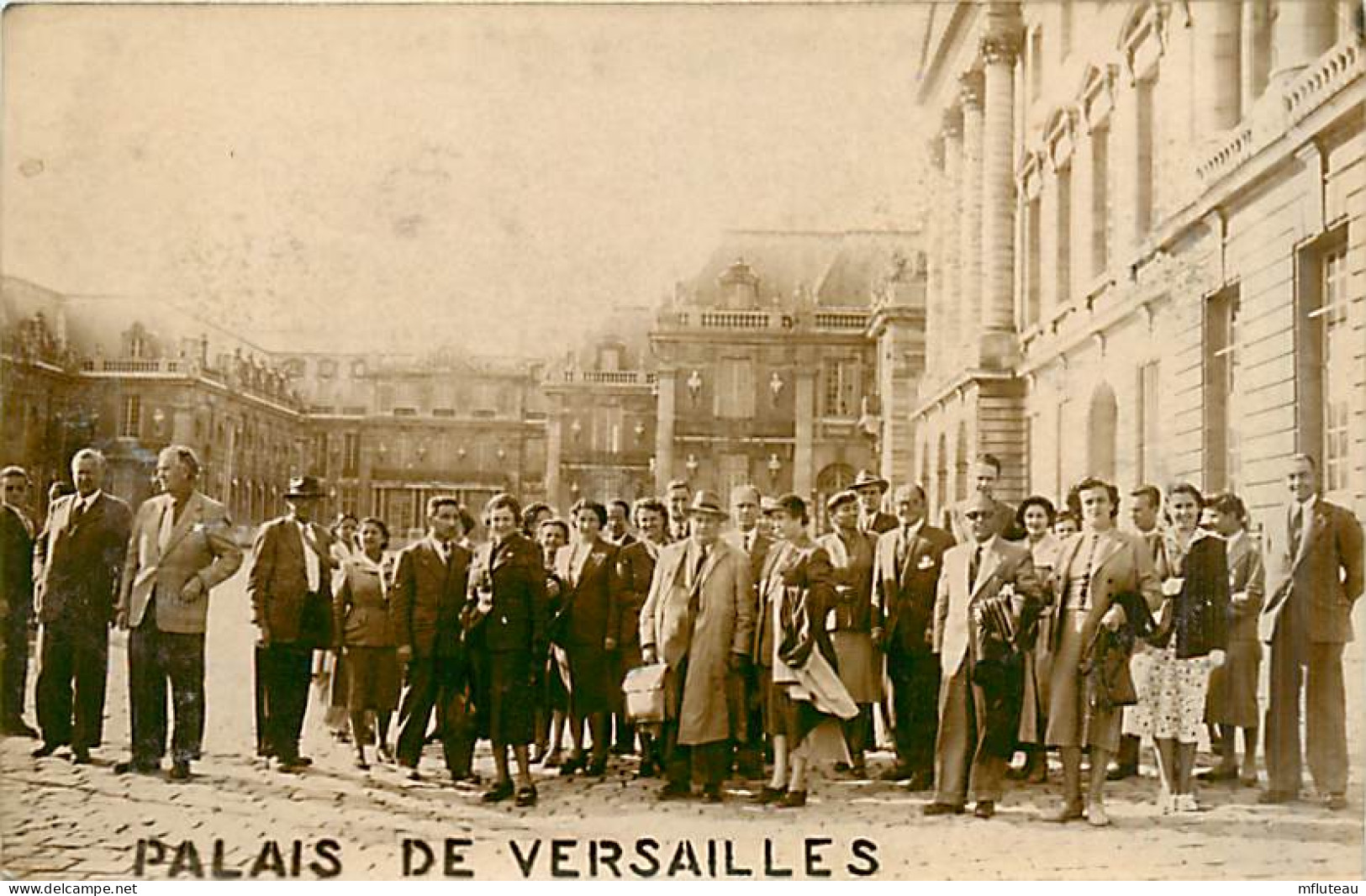 78* VERSAILLES  Carte Photo  Touristes (1951) MA96,0878 - Versailles (Château)