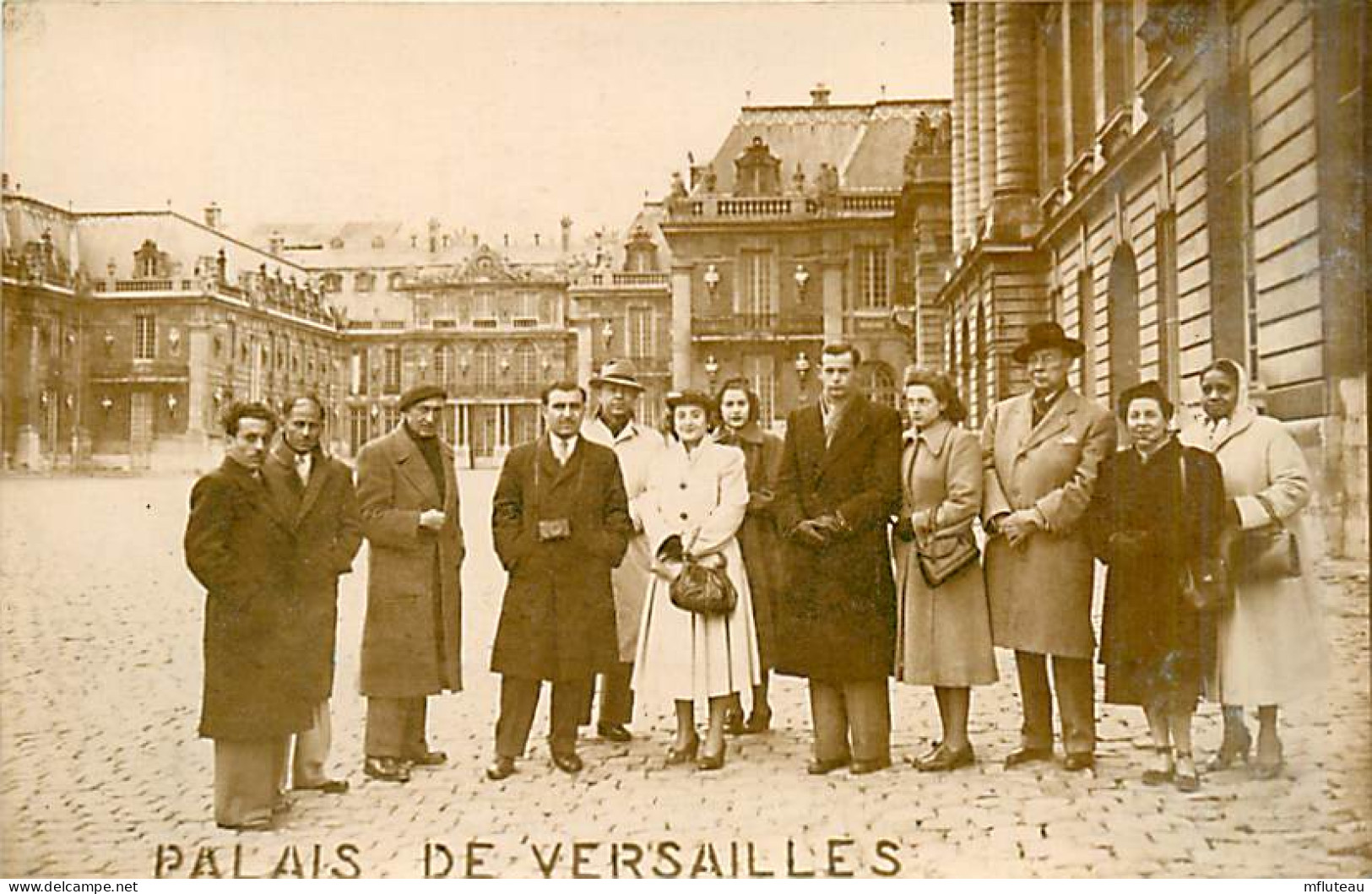 78* VERSAILLES  Carte Photo  Touristes (1951) MA96,0877 - Versailles (Castello)