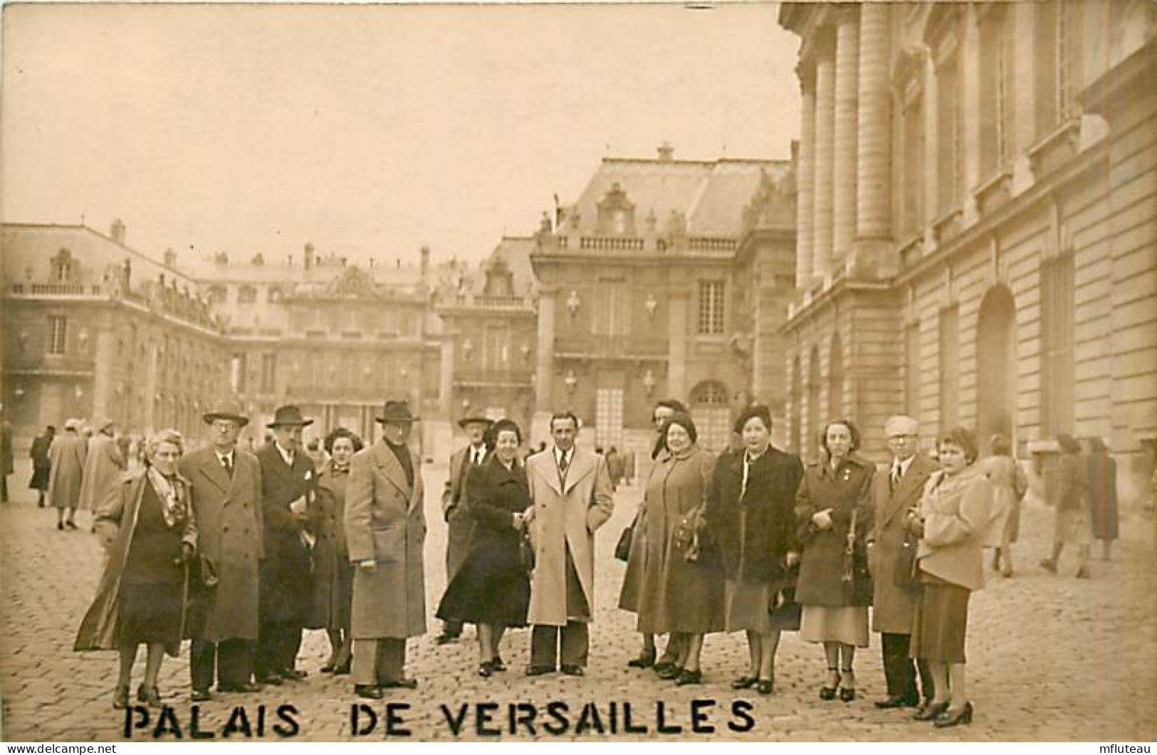 78* VERSAILLES  Carte Photo  Touristes (1950) MA96,0873 - Versailles (Castello)