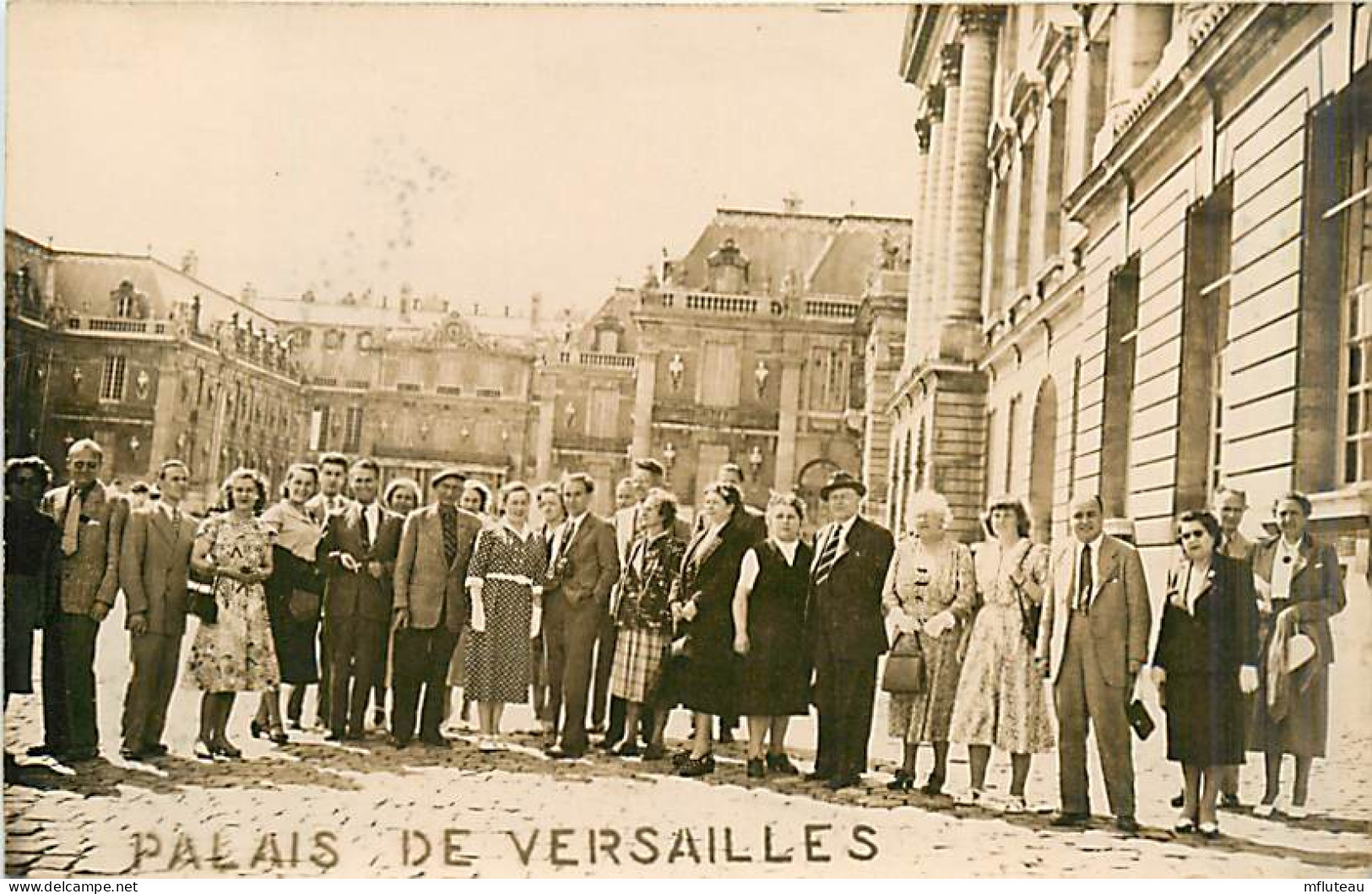 78* VERSAILLES  Carte Photo  Touristes (1951) MA96,0876 - Versailles (Castello)