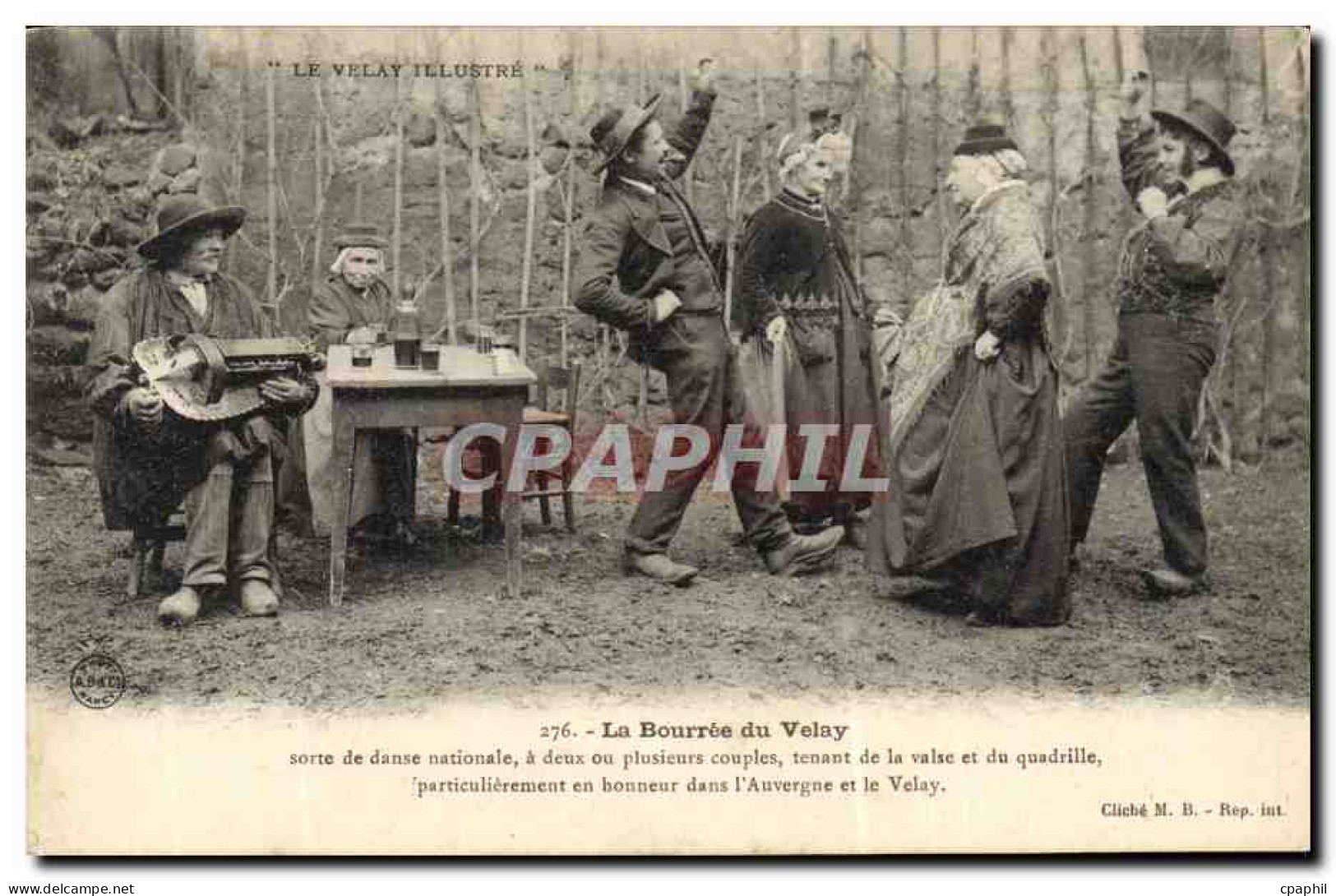 CPA Folklore Le Velay La Bourree Du Velay  - Costumi
