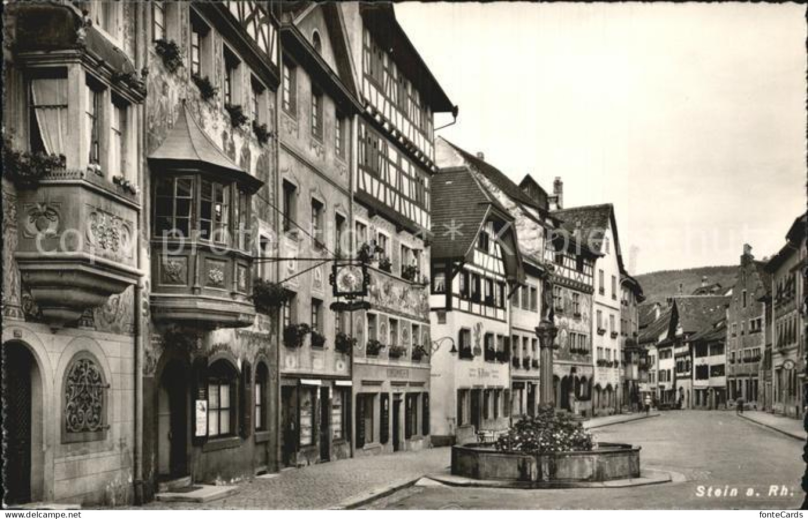 12473018 Stein Rhein Strassenpartie Mit Brunnen Stein Am Rhein - Autres & Non Classés