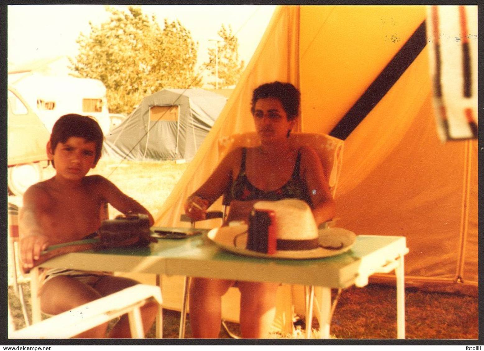 School Boy And Bikini Woman In Camp On Beach Old Photo 9x12 Cm #41160 - Anonyme Personen