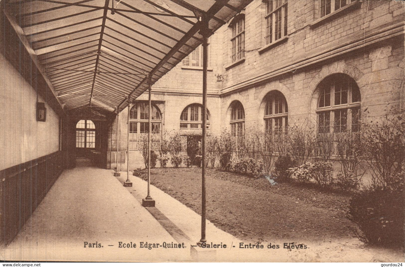 PARIS - Ecole Edgard-Quinet - Galerie - Entrée Des élèves - Arrondissement: 09