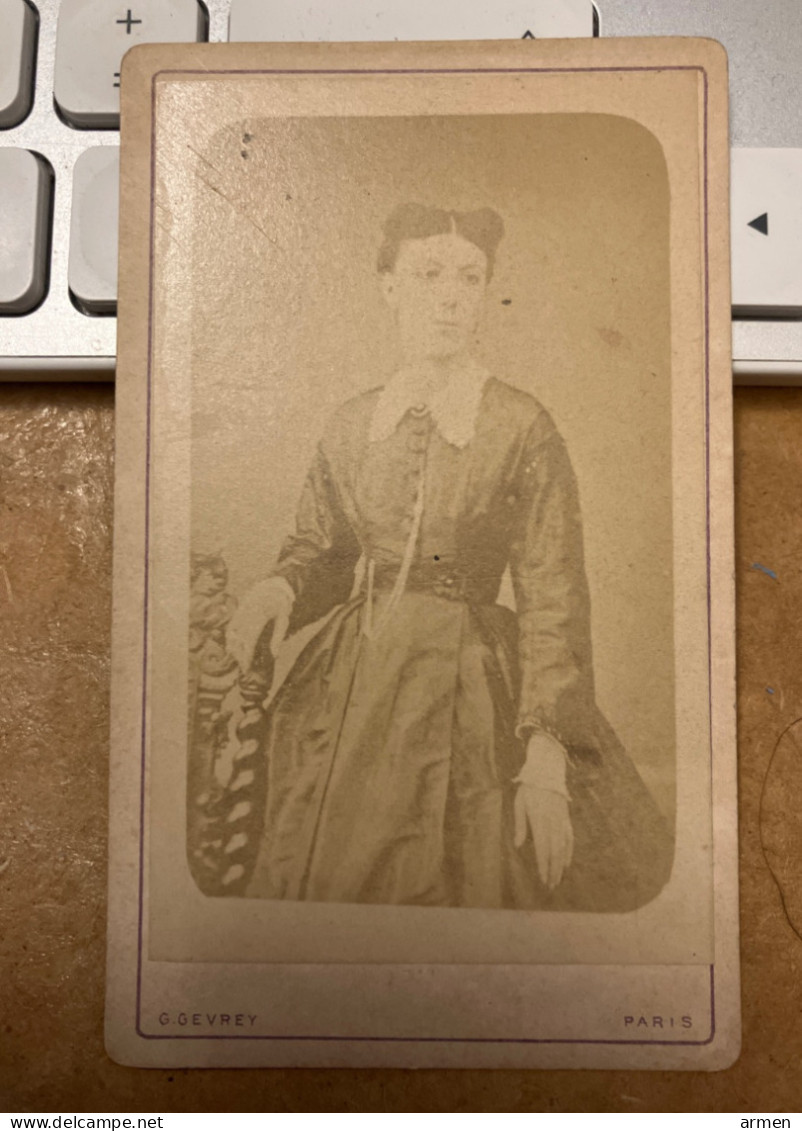 Réal Photo CDV Vers 1870 Jeune Femme élégante Belle Robe  G.Gevrey Paris - Oud (voor 1900)