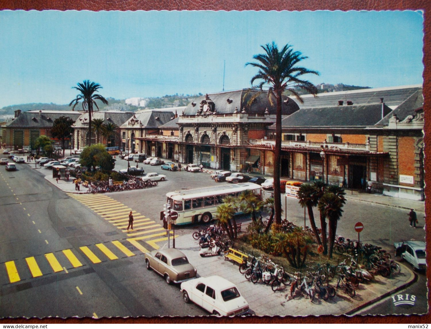 06 - NICE - La Gare Et L'Avenue Thiers. (Autocar, Voitures: Peugeot 403, Simca 1100) CPSM - Treinverkeer - Station