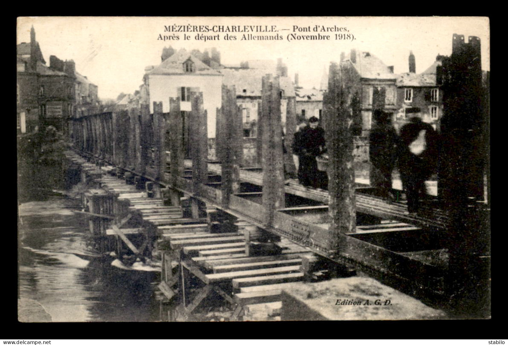 08 - CHARLEVILLE-MEZIERES - PONT D'ARCHES APRES LE DEPART DES ALLEMANDS EN NOVEMBRE 1918 - Charleville