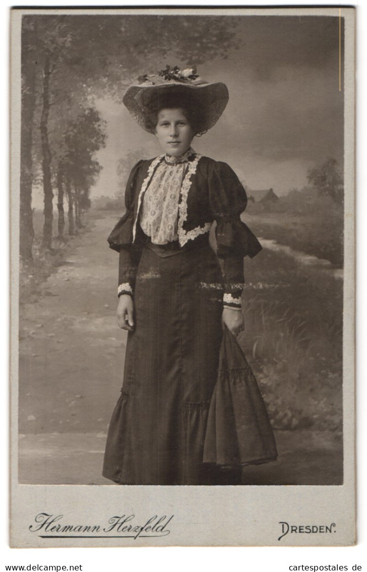 Fotografie Hermann Herzfeld, Dresden, Portrait Junge Dame In Hübscher Kleidung Mit Hut  - Anonyme Personen