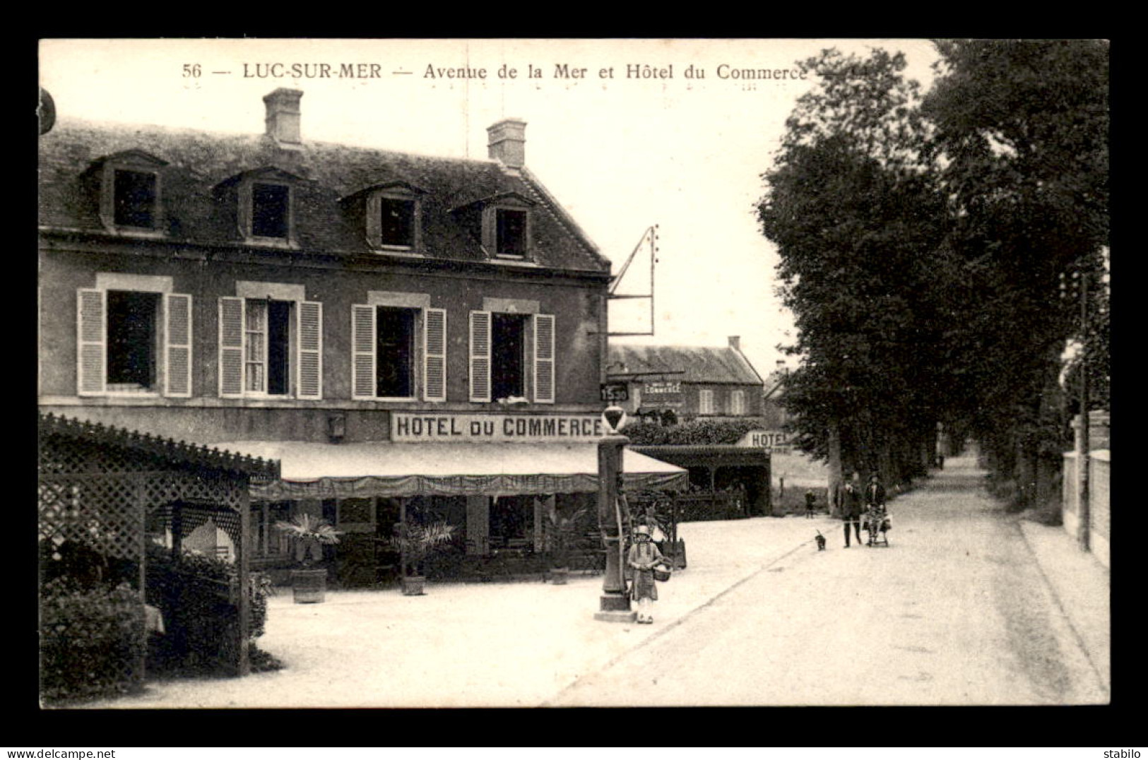 14 - LUC-SUR-MER - AVENUE DE LA MER ET HOTEL DU COMMERCE - POMPE A ESSENCE - Luc Sur Mer