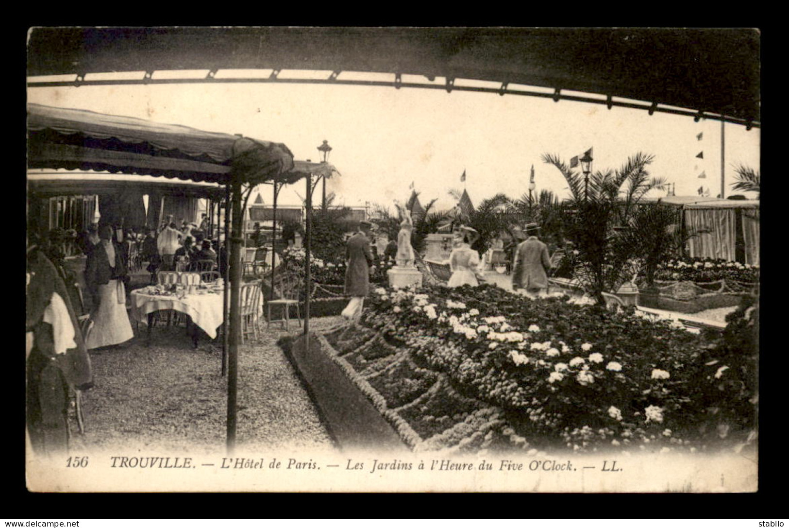 14 - TROUVILLE - L'HOTEL DE PARIS - LES JARDINS A L'HEURE DU FIVE O'CLOCK - Trouville