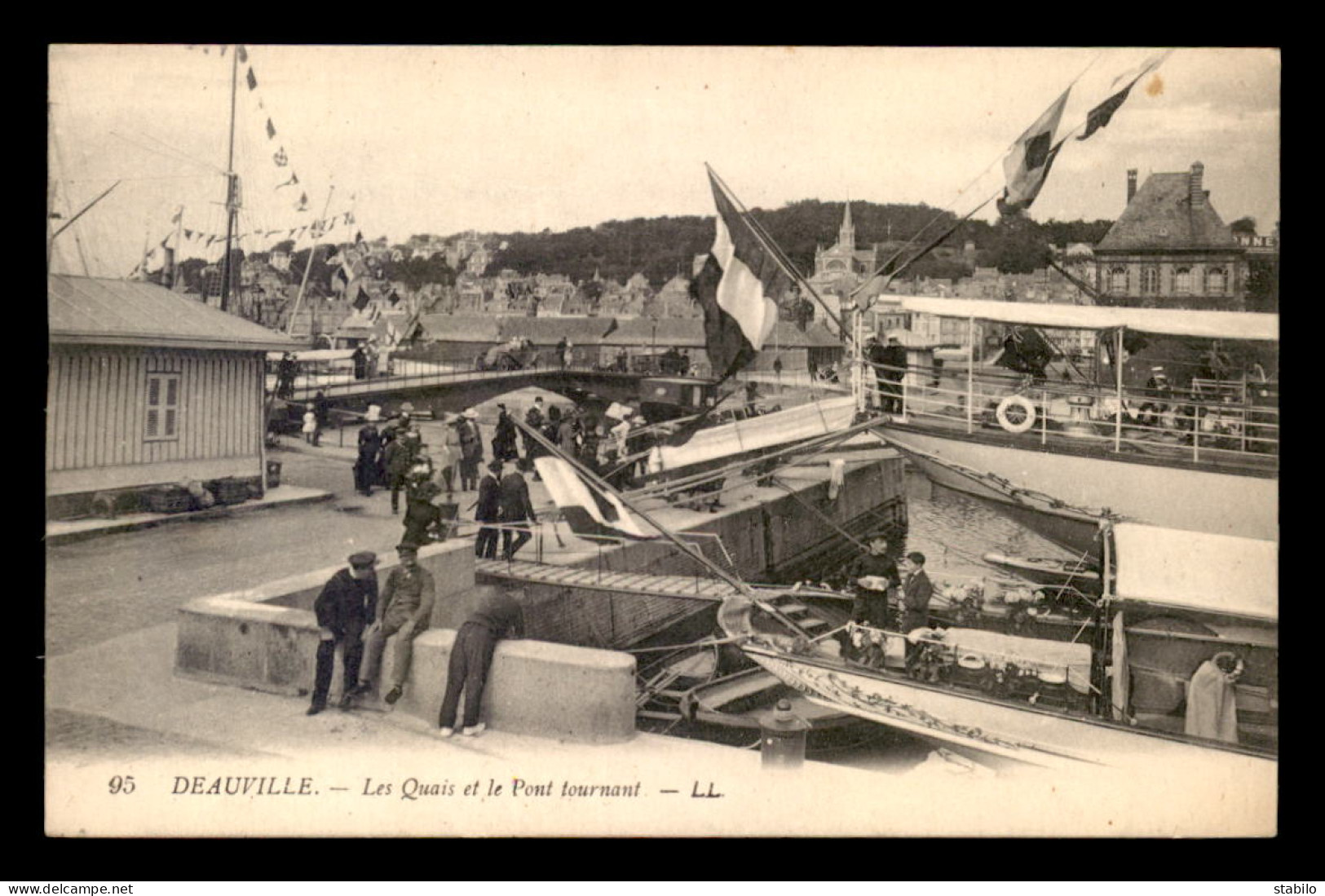 14 - DEAUVILLE - LES QUAIS ET LE PONT TOURNANT - Deauville