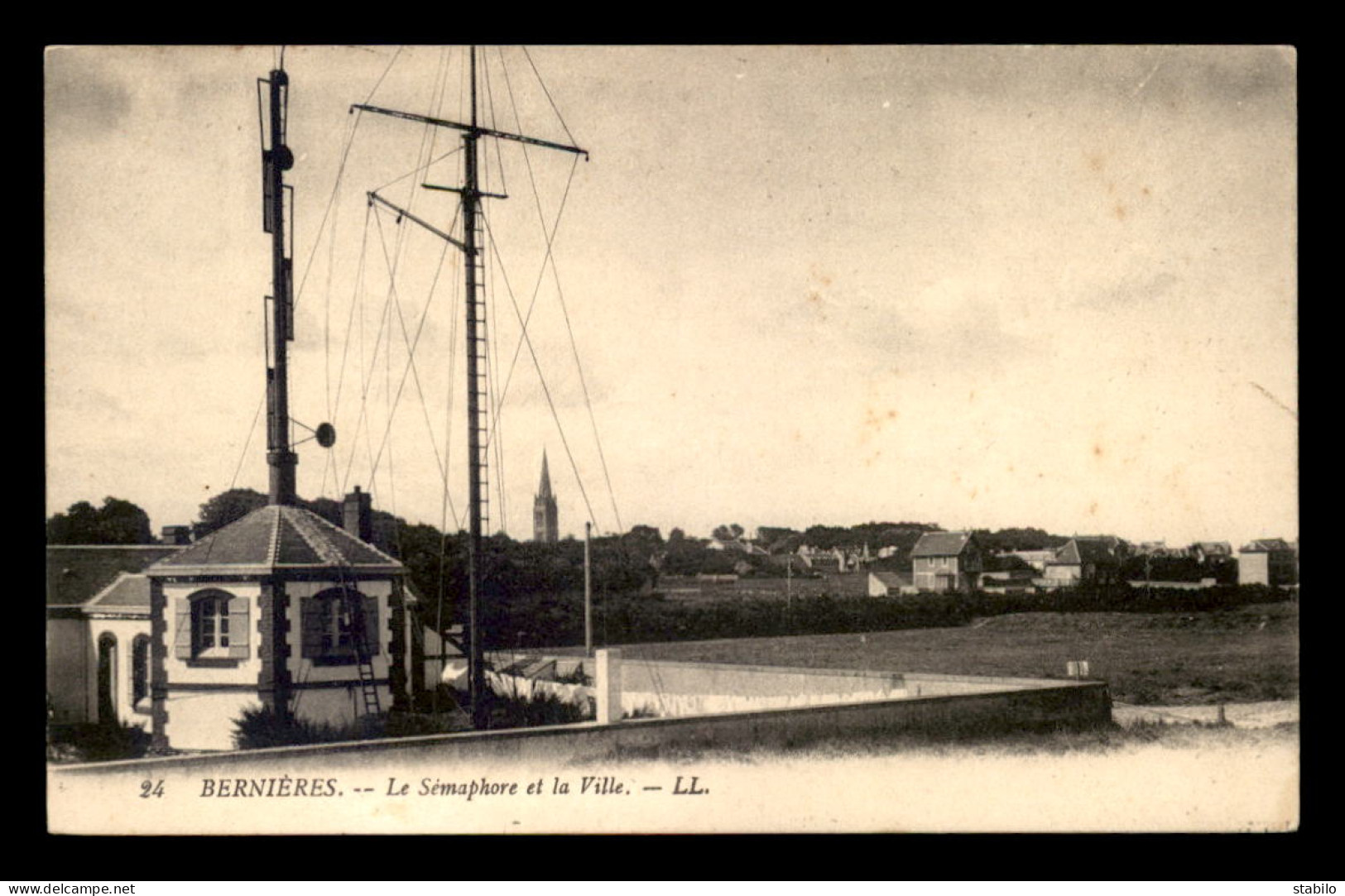 14 - BERNIERES-SUR-MER - LE SEMAPHORE ET LA VILLE - Autres & Non Classés