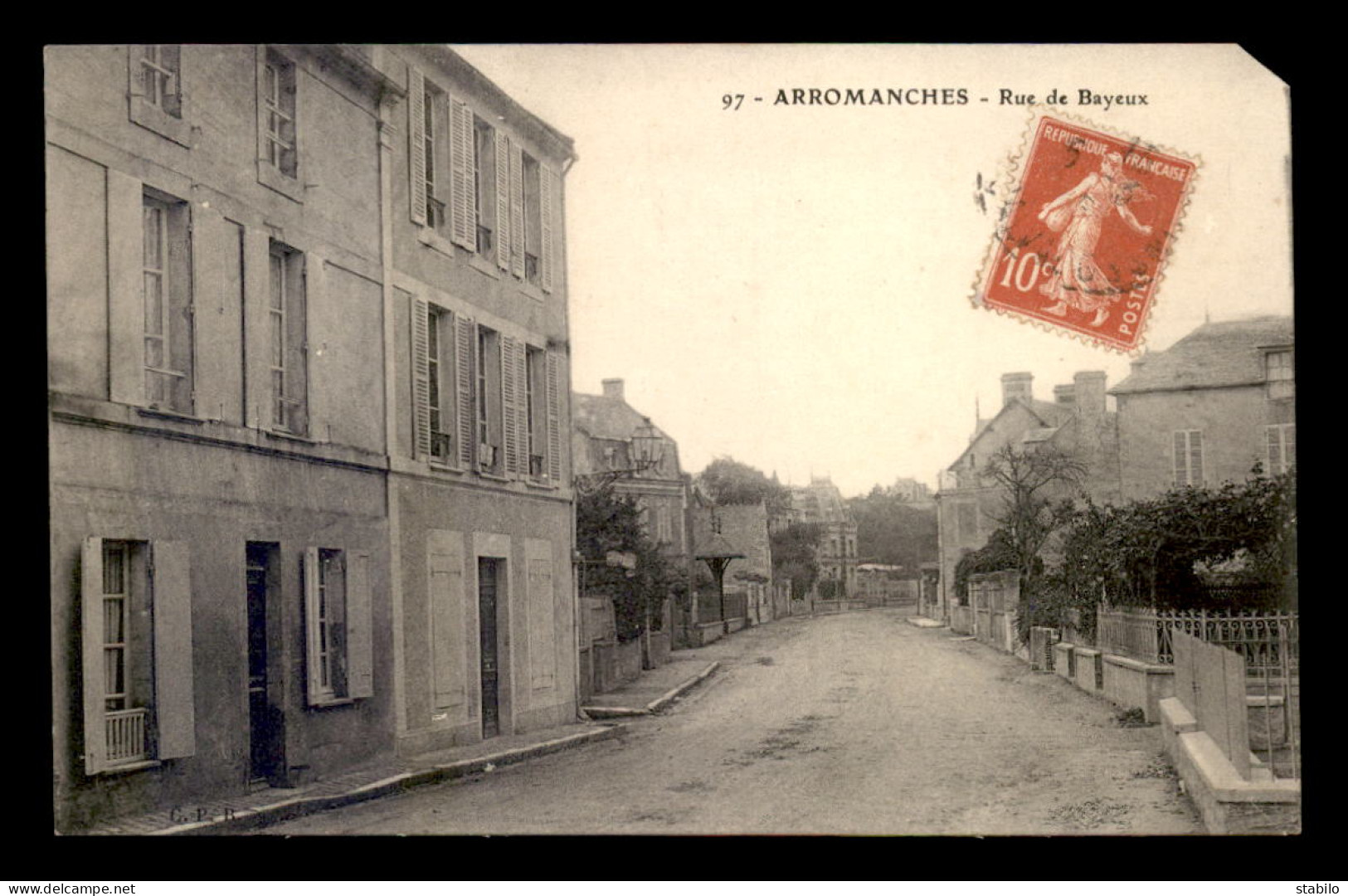 14 - ARROMANCHES - RUE DE BAYEUX - VOIR ETAT - Arromanches