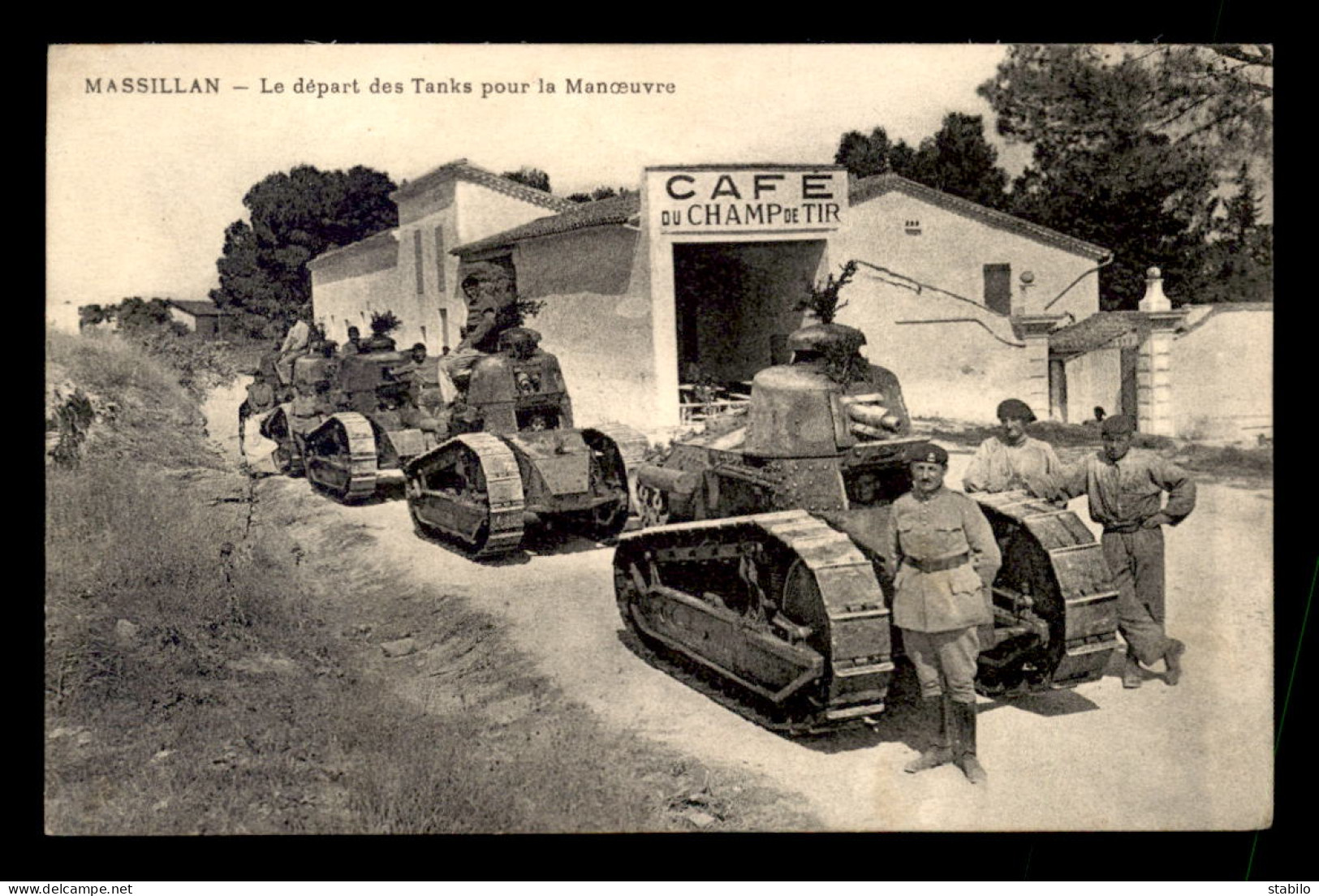 34 - MASSILLAN - LE DEPART DES TANKS POUR LA MANOEUVRE - CHARS RENAULT - BLINDES - CAFE DU CHAMP DE TIR - Autres & Non Classés