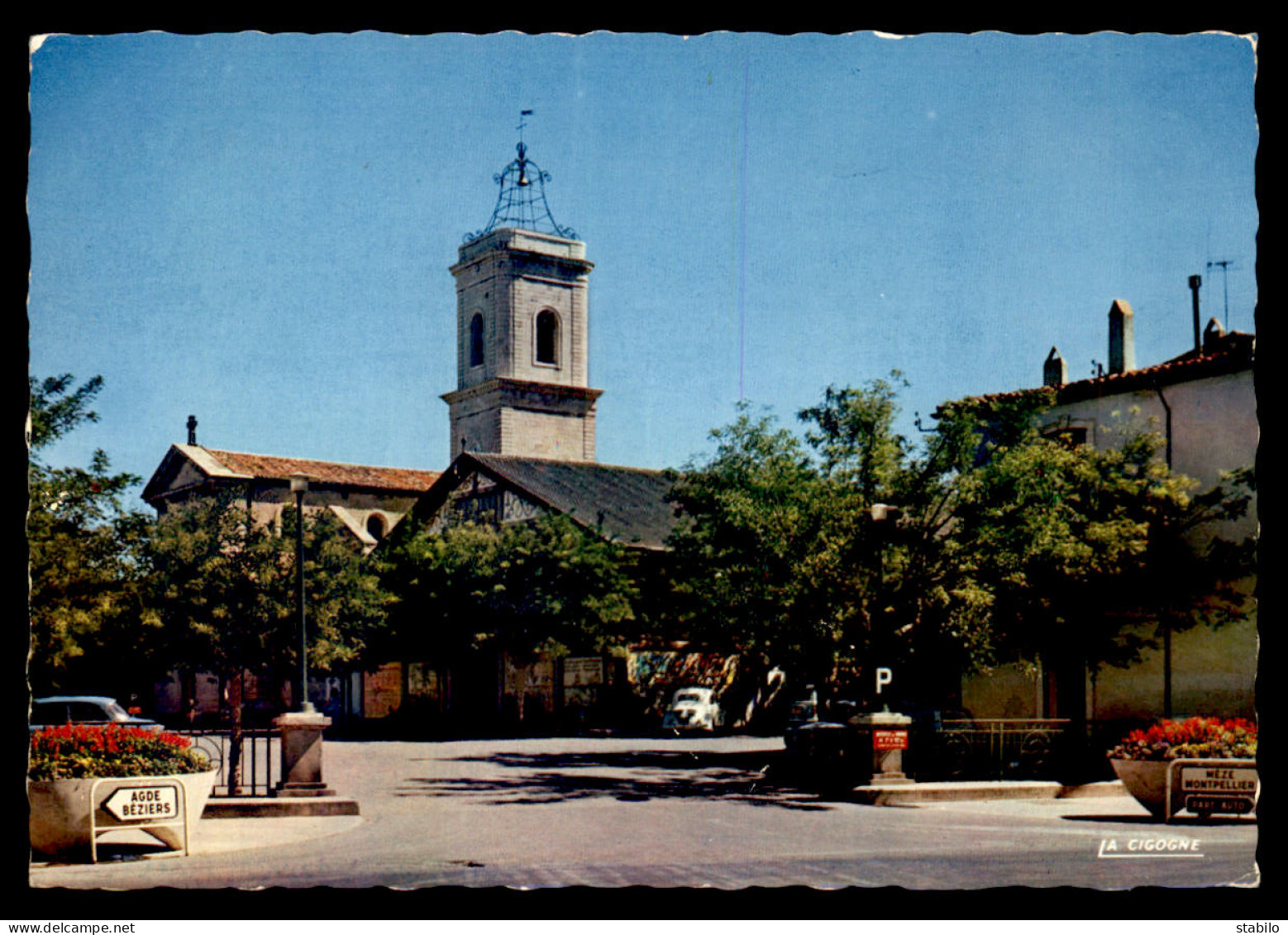 34 - MARSEILLAN - L'EGLISE ST-JEAN-BAPYISTE ET LE PARKING - Marseillan