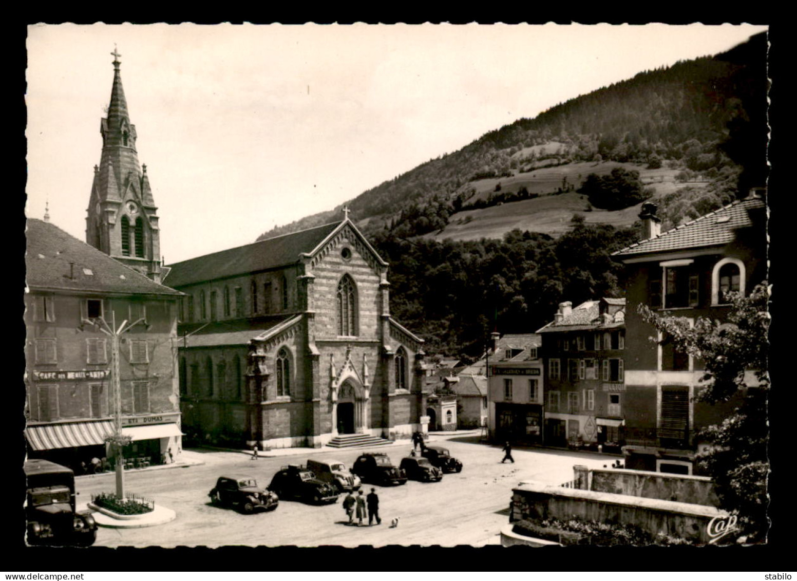 38 - ALLEVARD-LES-BAINS - PLACE DE LA RESISTANCE ET L'EGLISE - TRACTION CALNDRE TONNELINE ? - CAMION BERLIET ? - Allevard