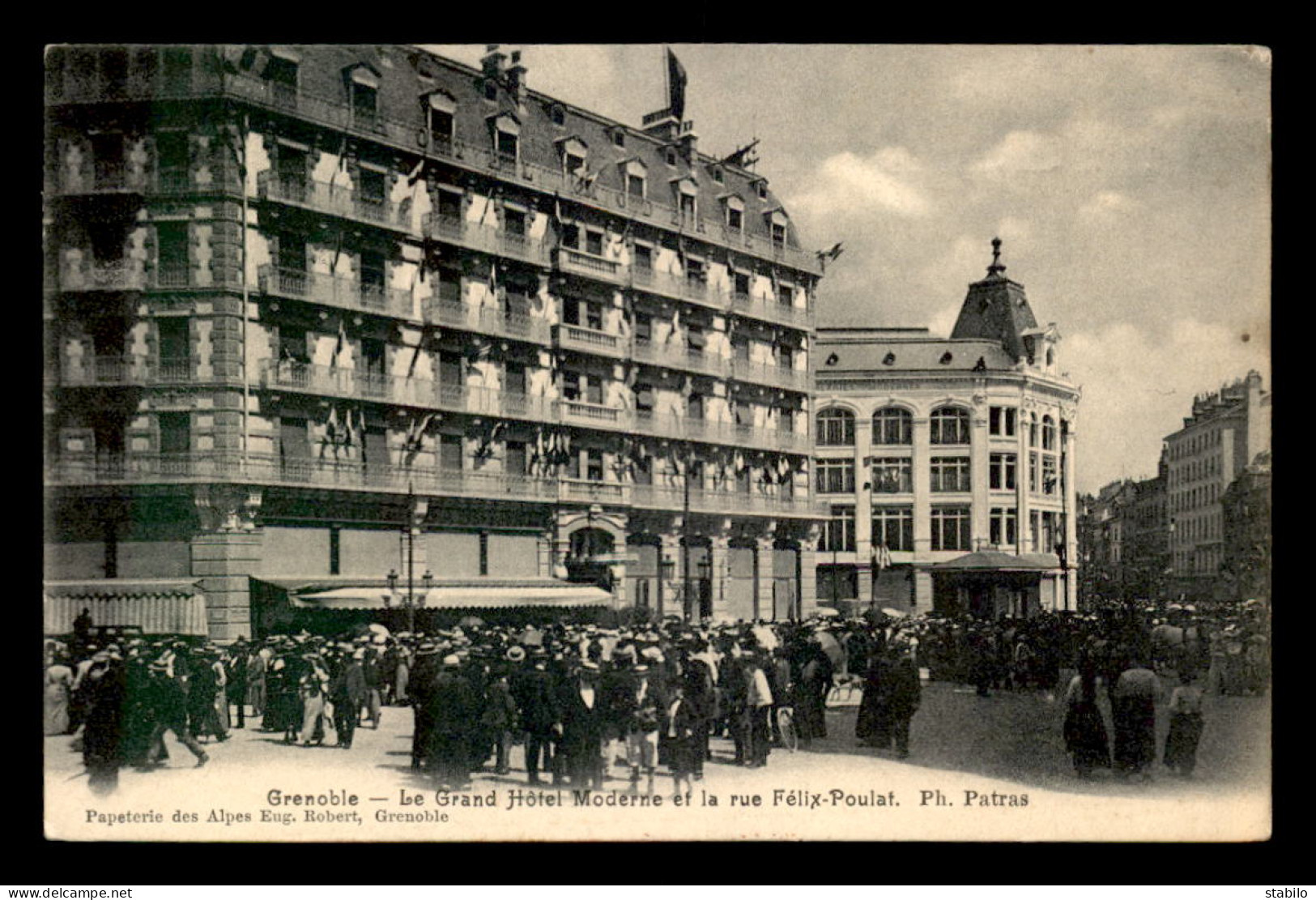 38 - GRENOBLE - LE GRAND HOTEL MODERNE ET LA RUE FELIX POULAT - Grenoble