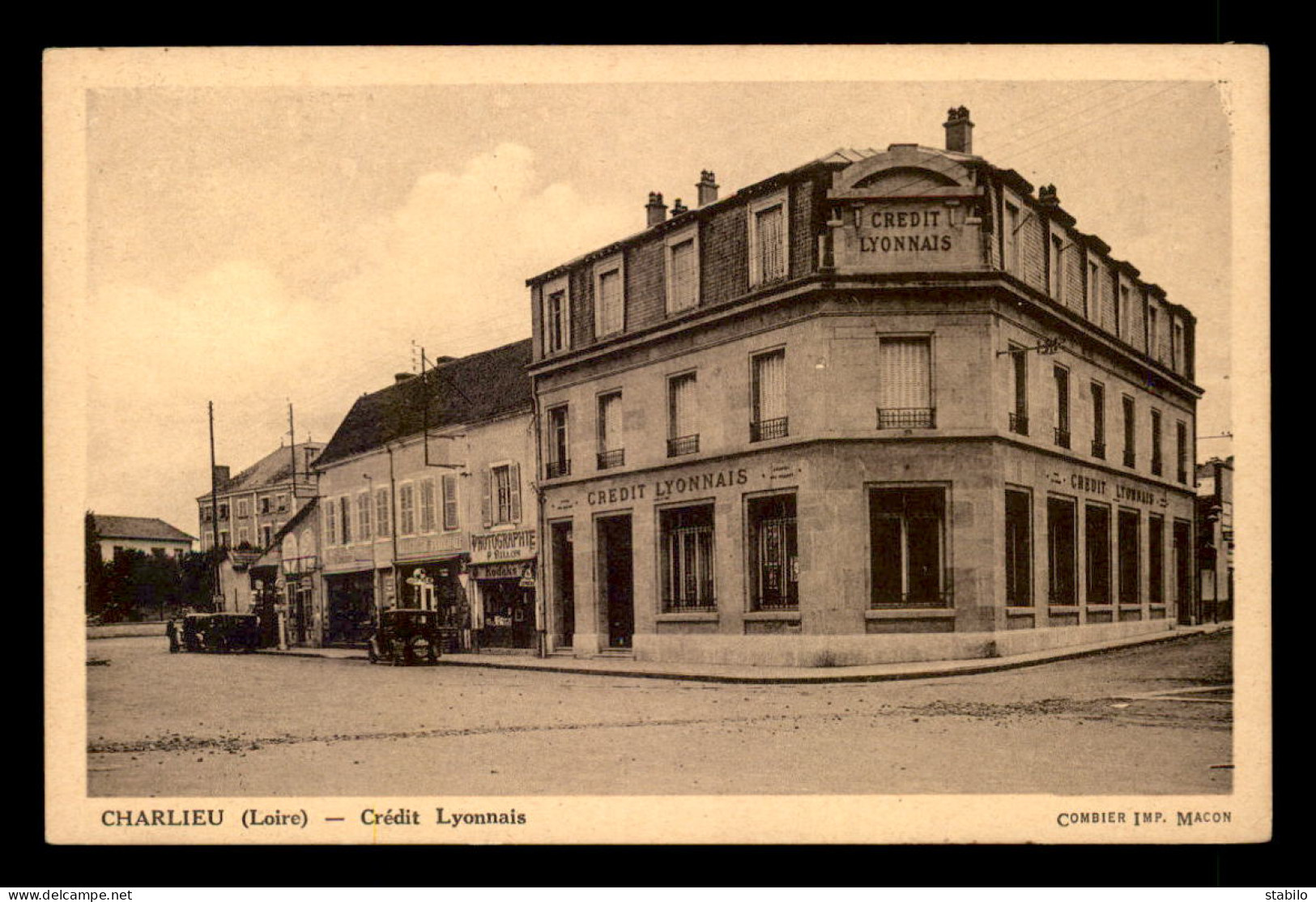 42 - CHARLIEU - LA BANQUE CREDIT LYONNAIS - POMPES A ESSENCE  - MAGASIN PHOTOGRAPHIE P. BILLON - Charlieu