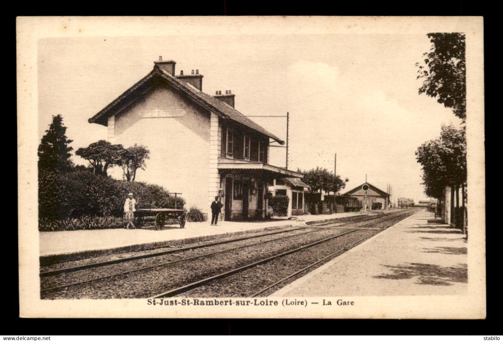 42 - ST-JUST-SAINT-RAMBERT - LES QUAIS DE LA GARE DE CHEMIN DE FER - Saint Just Saint Rambert