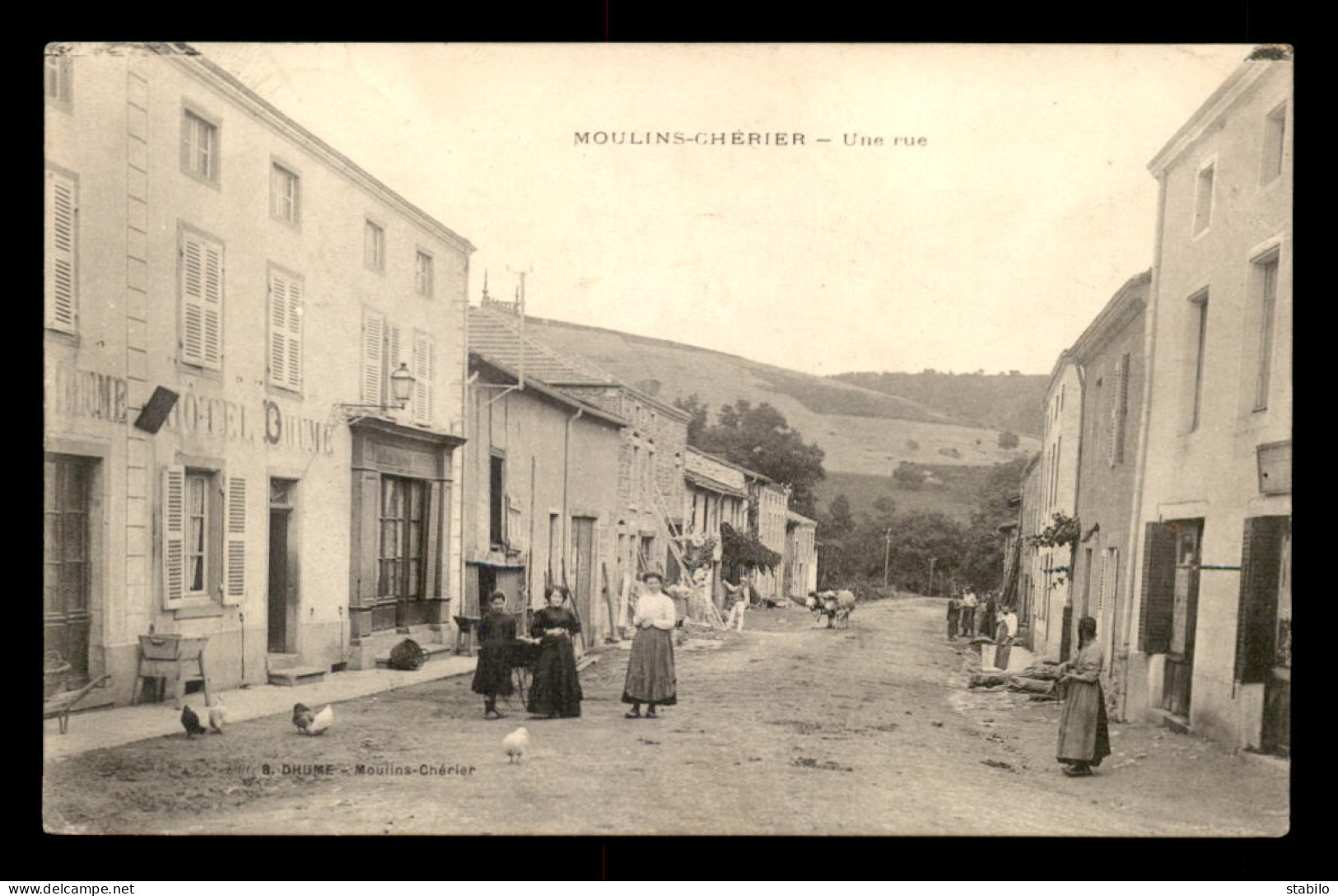 42 - MOULINS-CHERIER - UNE RUE - HOTEL DHUME - Altri & Non Classificati