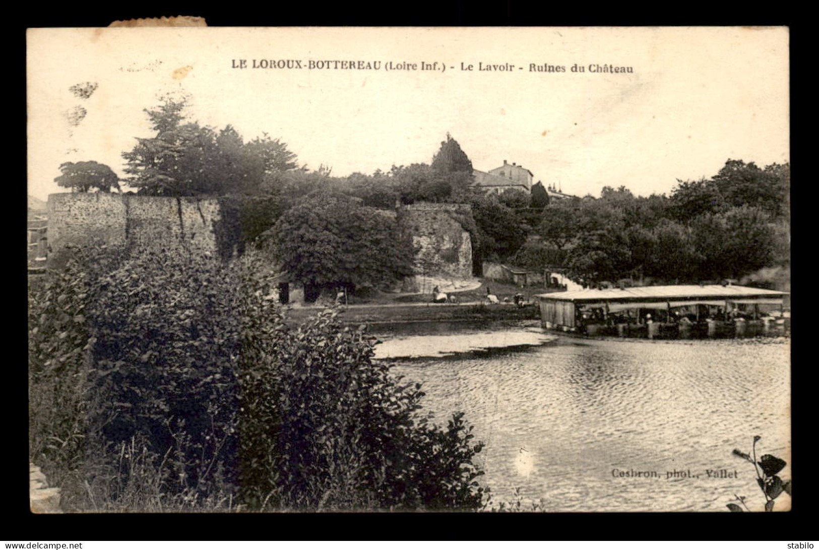 44 - LE LOROUX-BOTTEREAU - LE LAVOIR ET LES RUINES DU CHATEAU - Other & Unclassified