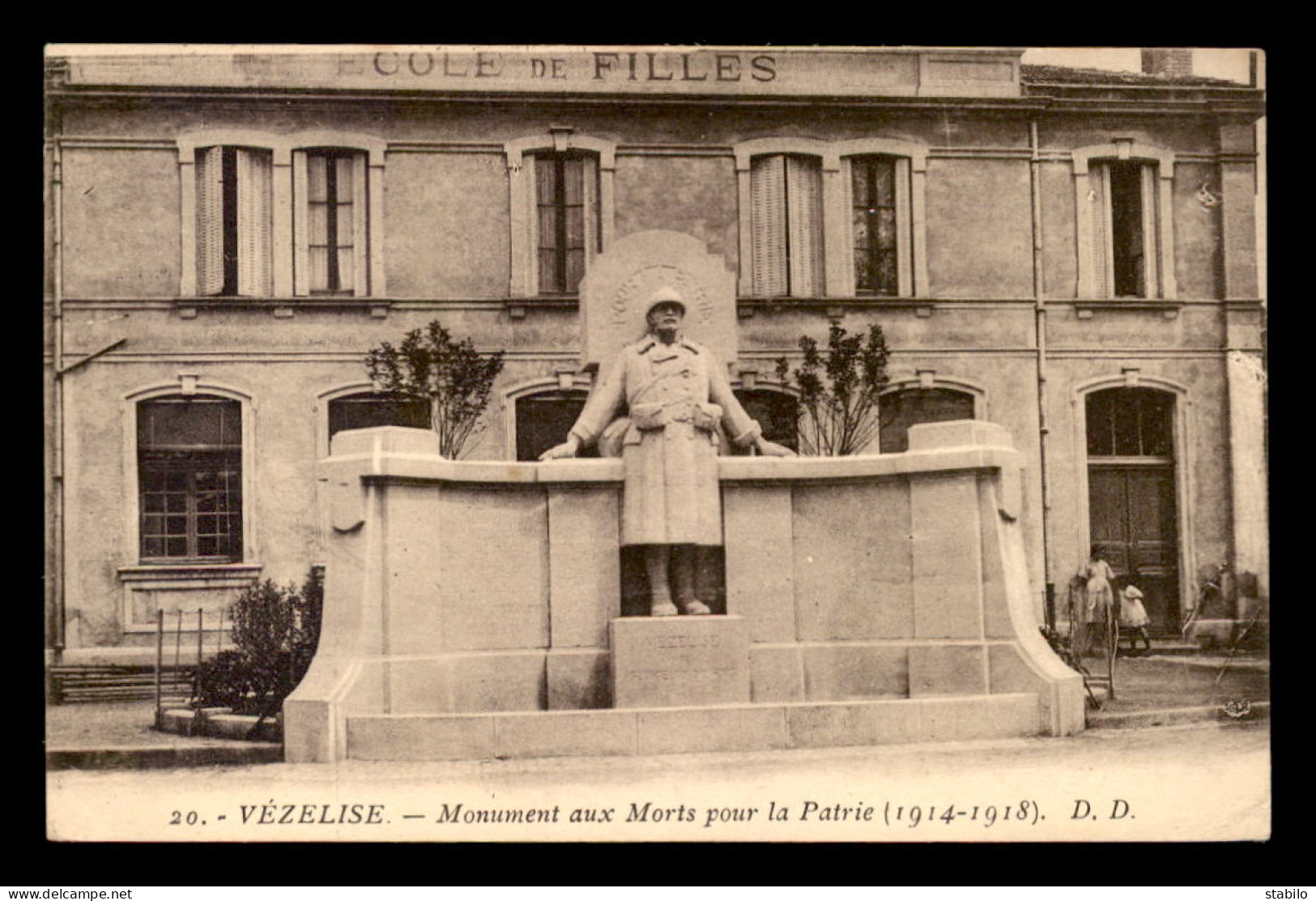 54 - VEZELISE - LE MONUMENT AUX MORTS ET L'ECOLE DES FILLES - Vezelise