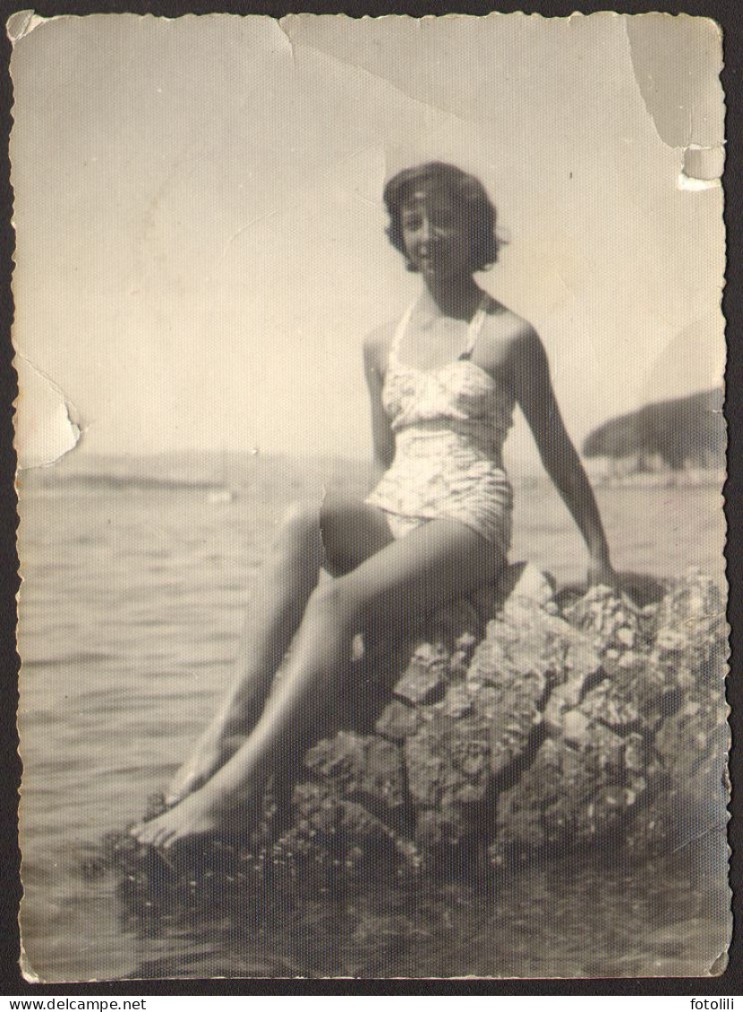 Bikini Leggy Woman Girl On Beach   Old Photo 9x12cm #41175 - Personnes Anonymes