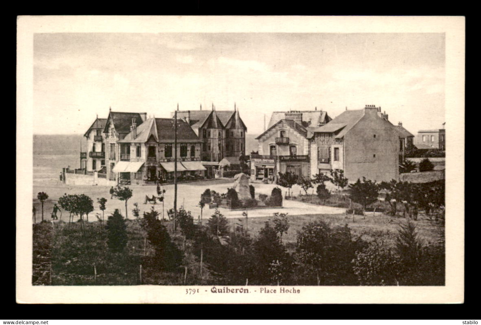 56 - QUIBERON - PLACE HOCHE - Quiberon