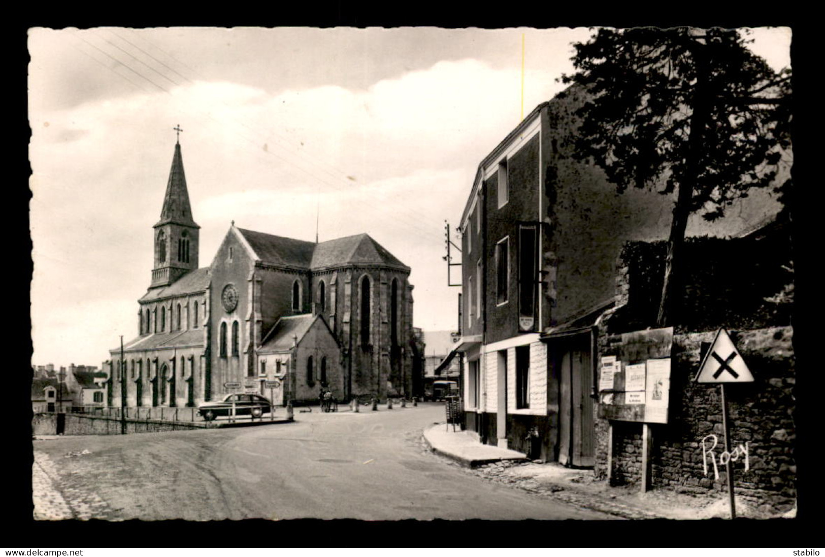 56 - LA ROCHE-BERNARD - PLACE DE L'EGLISE ET ROUTE DE NANTES - La Roche-Bernard