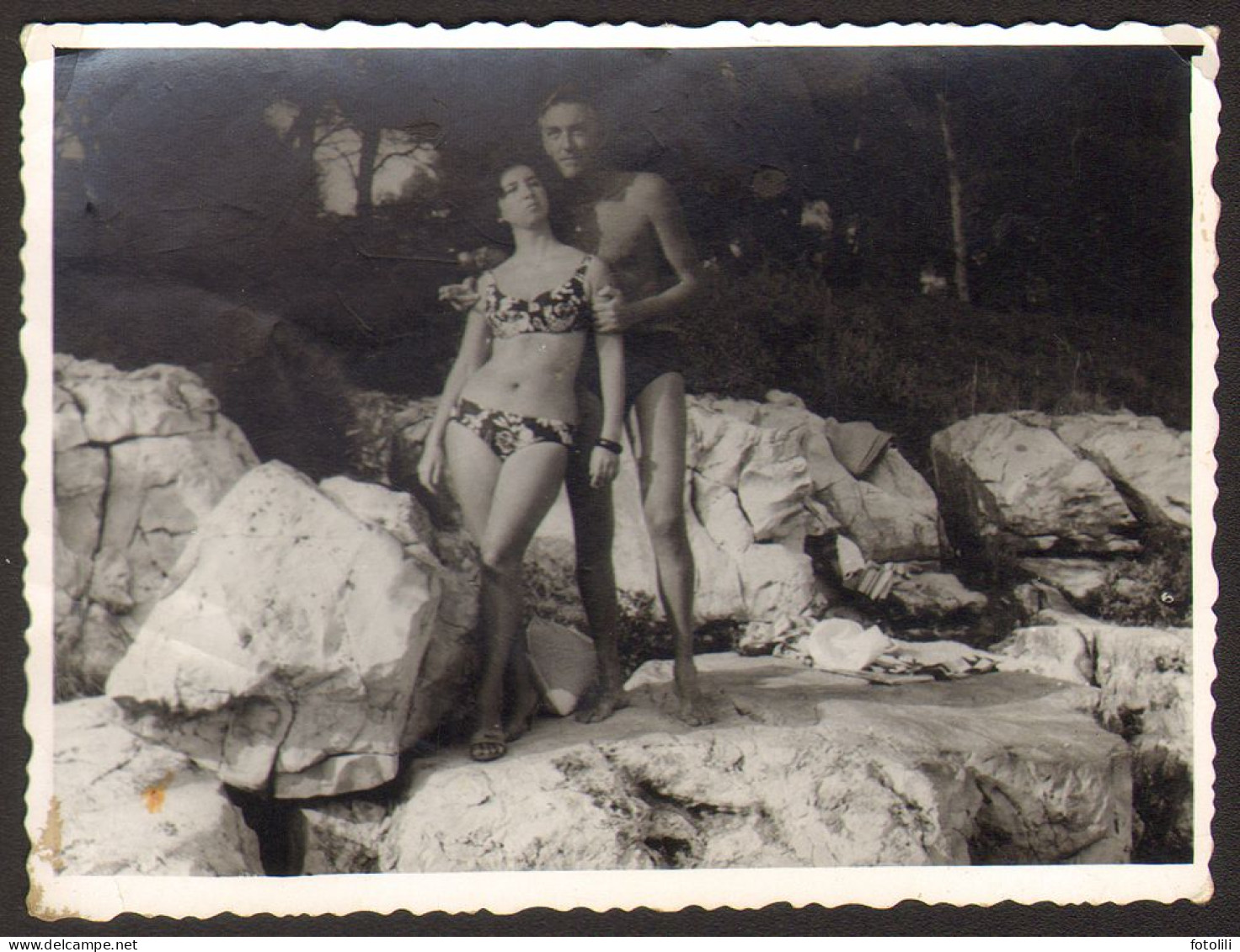 Bikini Leggy Woman Girl And Trunks Man On Beach   Old Photo 7x10cm #41176 - Anonyme Personen